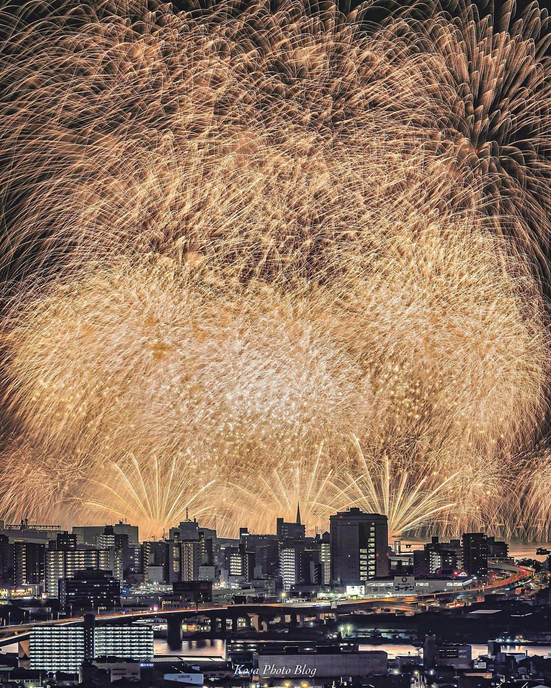 コサさんのインスタグラム写真 - (コサInstagram)「🎇ファイナルショット🎇 広島みなと夢花火大会へ行ってきました👍  鈴が峰公園から撮る予定でしたが、少しでも高いほうが良いので鈴が峰山頂まで登りました😅 山頂までの道のりは辛かったですが、眺めは最高でした😆 . Location:広島県 Hiroshima / Japan Data:2019.7/27 . #art_of_japan_ #tokyocameraclub #dpj_member #team_jp_ #IG_PHOS #photo_jpn #ptk_japan #pt_life_ #bestjapanpics #Lovers_Nippon #japan_night_view_member #花火のセカイ2019 #apj_僕らの夏休み2019 #fireworks_jpn #team_jp_夏色2019 #TandDフォトコンテスト2019 #discover #LBJ_VIP #Rox_Captures #jgrv_member #sorakataphoto  #light_nikon #japan_of_insta #bestphoto_japan #colore_de_saison #nipponpic_member #広がり同盟メンバー #s_shot #special_spot_member #japan_bestpic_」7月30日 18時02分 - kosa_photo