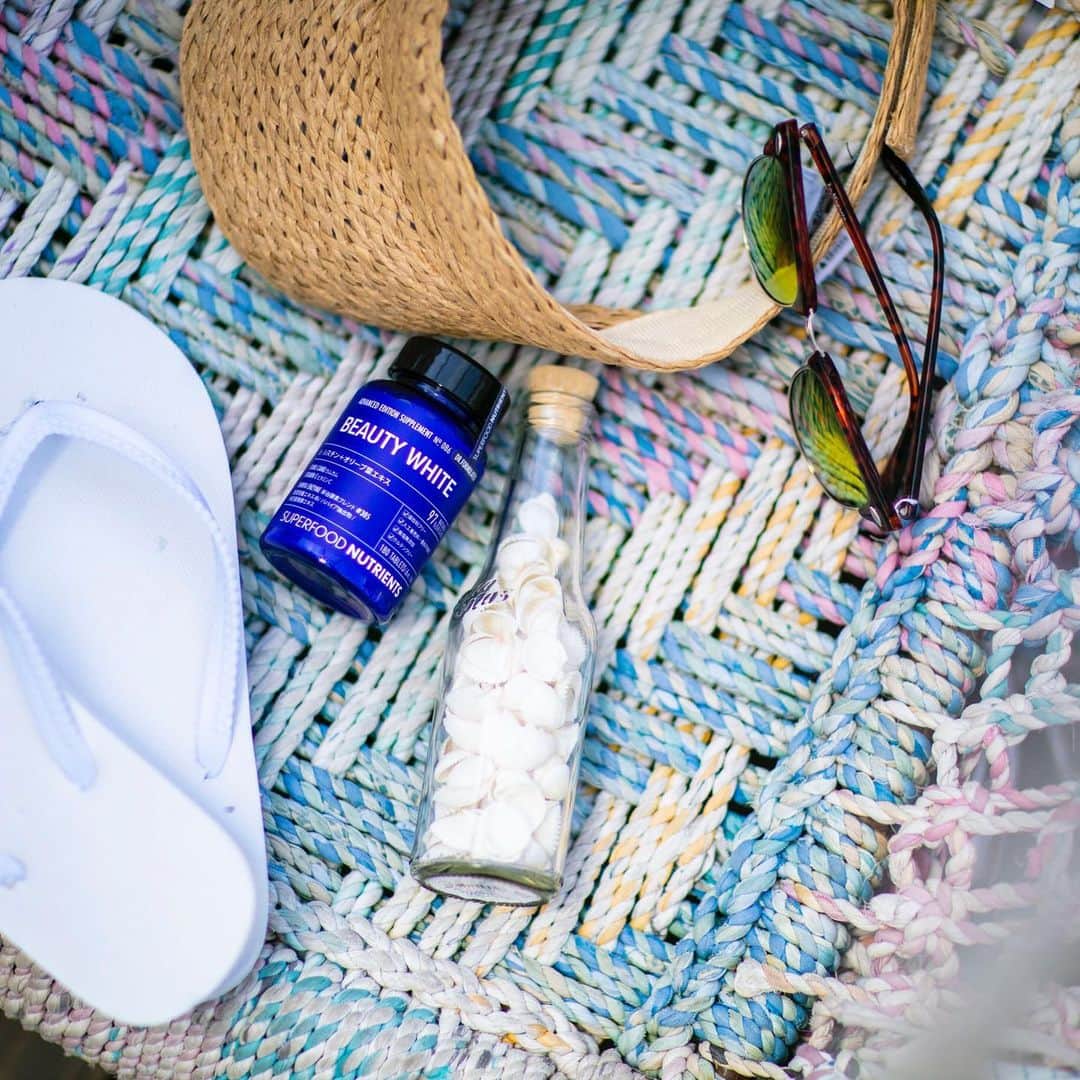 SUPERFOOD LABさんのインスタグラム写真 - (SUPERFOOD LABInstagram)「【夏サプリはじめてますか？】﻿ 毎年夏になると、塗り漏れや塗り直し不足でうっかり日焼けしてしまった！ってことありますよね。﻿ ・﻿ 「ビューティ ホワイト アドバンスド」は、明るくクリアな毎日を目指す「L-シスチン」をはじめ、それぞれの美容成分がより効果的に働きかけるように”活きている酵素”を同時に配合しています◎﻿ ・﻿ 飲むタイプは体の内側から透明感をサポートするもの。﻿ 肌表面で外的刺激から守る"塗る”タイプとの併用で、より効果的な紫外線対策を💡﻿ ・﻿ ▶「SUPERFOOD LAB公式サイト」﻿ 今なら2,000円以上で送料無料！（7/31まで）プロフィールURLを✓﻿ ﻿ #スーパーフードのある日常﻿ #superfoodlab #スーパーフードラボ」7月30日 18時05分 - superfood_lab