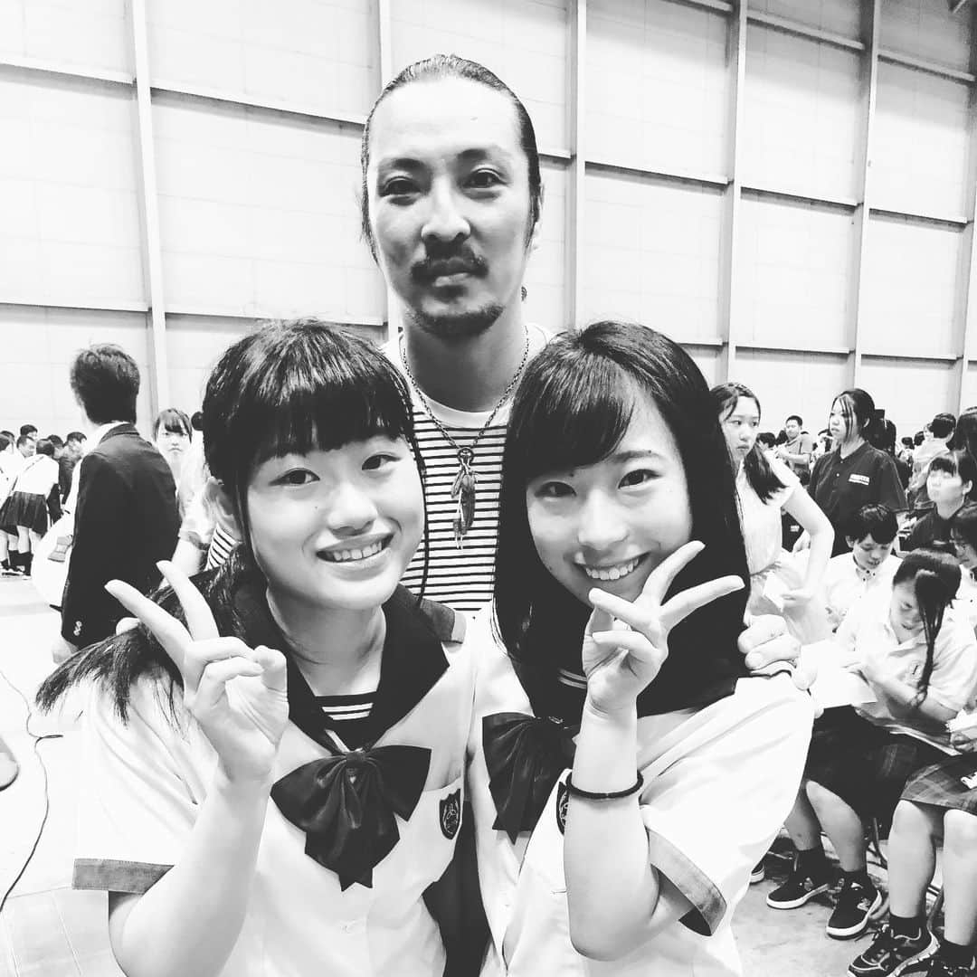 若旦那さんのインスタグラム写真 - (若旦那Instagram)「高校生ボランティアアワード新羅慎二賞  山陽女子高等学校！！ 瀬戸内海の海底に眠るゴミを漁師さんの協力のもとに清掃する活動。 清掃に留まらず、おにぎりや弁当箱の袋に書いてある製造期限を調べてゴミが辿り着くまで流れも研究してる。 なので、ゴミの出所などが判明する。 根元から断ち切る姿勢が僕の心に突き刺さりました！ おめでとうございます！！ 全学校の発表が素晴らしかった！ 本当は優劣なんてありません！ 参加してくれた高校生全てに感謝と尊敬とエールを送ります！ お疲れ様でした！そして、また来年も！」7月30日 18時06分 - waka__danna