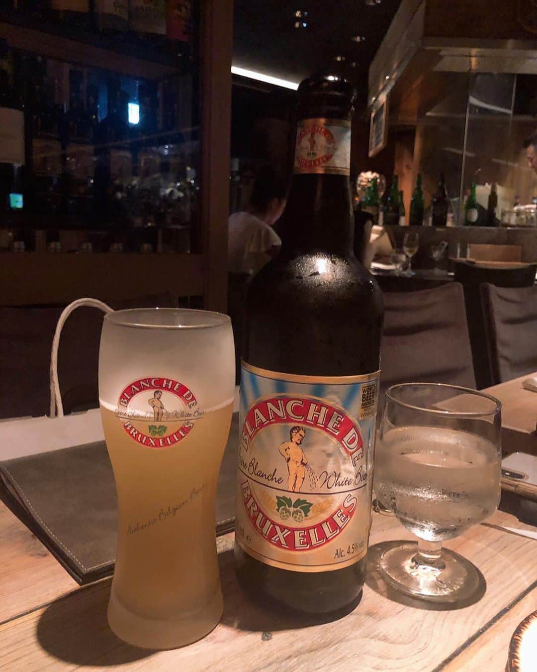 平川彩佳さんのインスタグラム写真 - (平川彩佳Instagram)「. ビールにピントが合って、 良い感じに顔がピンボケ。 昔のプリクラの技法、 画像を荒くして可愛く映る効果。 因みに、撮影してくれた人に対しての 嫌味じゃないです‼︎笑 . ところで、久しぶりに お気に入りのお店を見つけました‼︎ 30種類ほどのドイツビールが 飲めるお店。 暑〜いこの季節にぴったり‼︎ . 山陰地方で働いていた時の 上司夫婦と食事を ご一緒させていただき、 凄く楽しくて、 ついつい飲みすぎちゃいました。。。」7月30日 18時08分 - hirakawa_ayaka