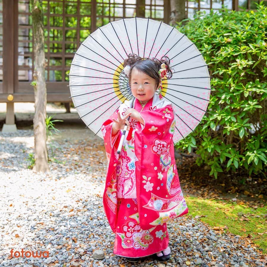 otowa (フォトワ)さんのインスタグラム写真 - (otowa (フォトワ)Instagram)「甘えん坊のご兄弟がいても安心！ 主役のお姉ちゃんはもちろん、﻿ 妹さんとも一緒に楽しく撮影できました。﻿ ﻿ のびのびと撮影できる出張撮影で、﻿ 自然なお子様の笑顔を残してみませんか🥰﻿ ﻿ ................................﻿ ◯kimaguremattya様のレビューより◯﻿ ﻿ 今回は長女が3歳で七五三撮影をしました。 ﻿ 次女がスタジオ嫌いな甘えん坊1歳なので挑戦＾＾ ﻿ 子供とのロケーションフォトは初めてで、﻿ 口コミや高評価などから長谷川さんにお願いしました。 ﻿ ﻿ 予約時から丁寧に対応頂き、色んなワガママも﻿ 受け入れてもらい安心して当日を迎えました。 ﻿ ﻿ 次女は泣かず、長女もルンルンで、﻿ 楽しく境内の色んな場所で撮影していただき、 ﻿ これ、本当に地元の神社？という程の見栄え抜群、﻿ 子供の笑顔たっぷりの200枚以上の大量データに大満足です。 ﻿ ﻿ 出来上がりのデータに夫も祖父母もとても喜んでいました。 ﻿ また節目で撮影する際は是非よろしくお願い致します。﻿ ﻿ 2019/06撮影﻿ .................................﻿ Photo by 長谷川里美﻿ ﻿ ▷https://fotowa.com/photographers/Kocka/reviews/9844﻿ ﻿ ***﻿ ﻿ ⭐️#fotowaと家族 SNS投稿キャンペーン開催中⭐️﻿ ﻿ fotowaで撮影した写真に﻿ ・出張撮影の感想﻿ ・#fotowa #fotowaと家族﻿ を添えて投稿！﻿ ﻿ 応募してくださった方の中から合計8名様に﻿ fotowaクーポン券をプレゼントいたします♩﻿ ﻿ お子様だけのお写真でもOK👌﻿ 詳しくは @fotowa.jp のプロフィールURLからご覧ください👆﻿ ﻿ ***﻿ ﻿ #fotowa #フォトワ﻿ #fotowaの七五三 ﻿ #出張撮影 #出張カメラマン﻿ ﻿ #家族写真 #ファミリーフォト﻿ #キッズコーデ #写真好きな人と繋がりたい #新米ママ﻿ #親バカ部 #赤ちゃん #おやばか部 #赤ちゃんのいる暮らし﻿ #暮らし #コドモダカラ #親子 #キズナ #子育て﻿ #赤ちゃんのいる生活 #育児 #子育てぐらむ﻿ #七五三 #七五三3歳 #七五三女の子  #753 #七五三写真 #1歳児」7月30日 18時09分 - fotowa.jp