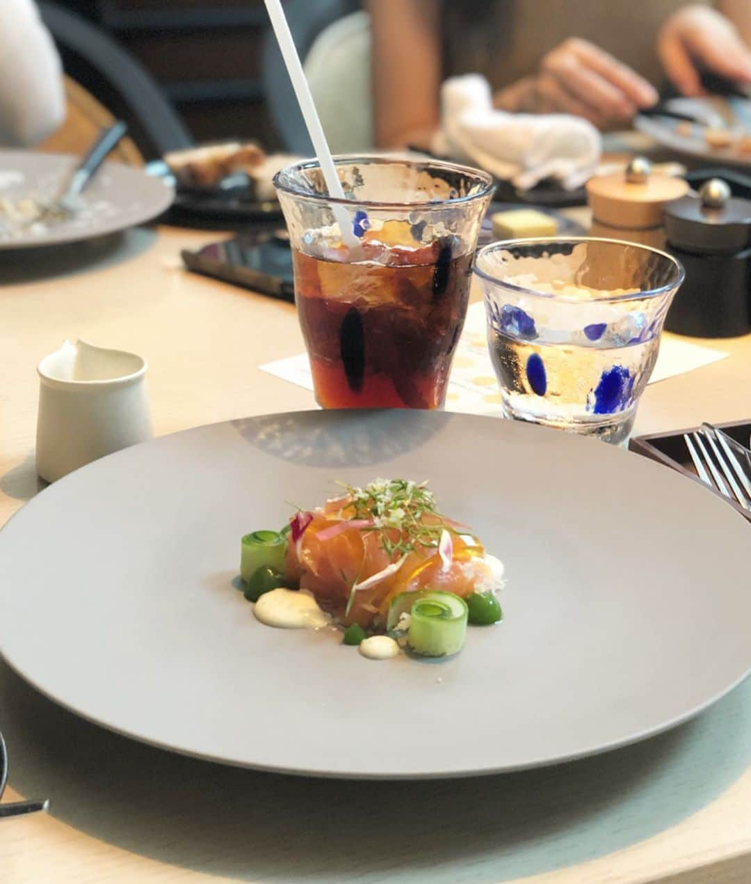 越馬千春さんのインスタグラム写真 - (越馬千春Instagram)「. . @hyattcentricginza にてランチ✨🍽 . . そして、、先日気になっていた 美馬メディカルエステ 小顔Labo (@mima_medical_esthe )にてリフトアップコースを受けてきました✨😌 . 動画にupしましたが、フェイスラインの変わりように驚きました‼️肩こり、浮腫も無くなりスッキリ✨ 即効性があるので、大事な日の前に行くことをオススメします💓 . 定期的に行ってみようと思います✨😌 . #美容 #beauty #小顔 #リンパマッサージ #小顔矯正 #リンパ #赤坂 #美馬メディカルエステ #小顔Labo #mimamedicalesthe #エステ #ハイアットセントリック銀座 #銀座 #ginza #namiki667  #ランチ #lunch #lunchtime #teatime #sweets #千春の趣味 #☕️ #🥞 #instafood #女子会」7月30日 18時15分 - chiharukoshiba