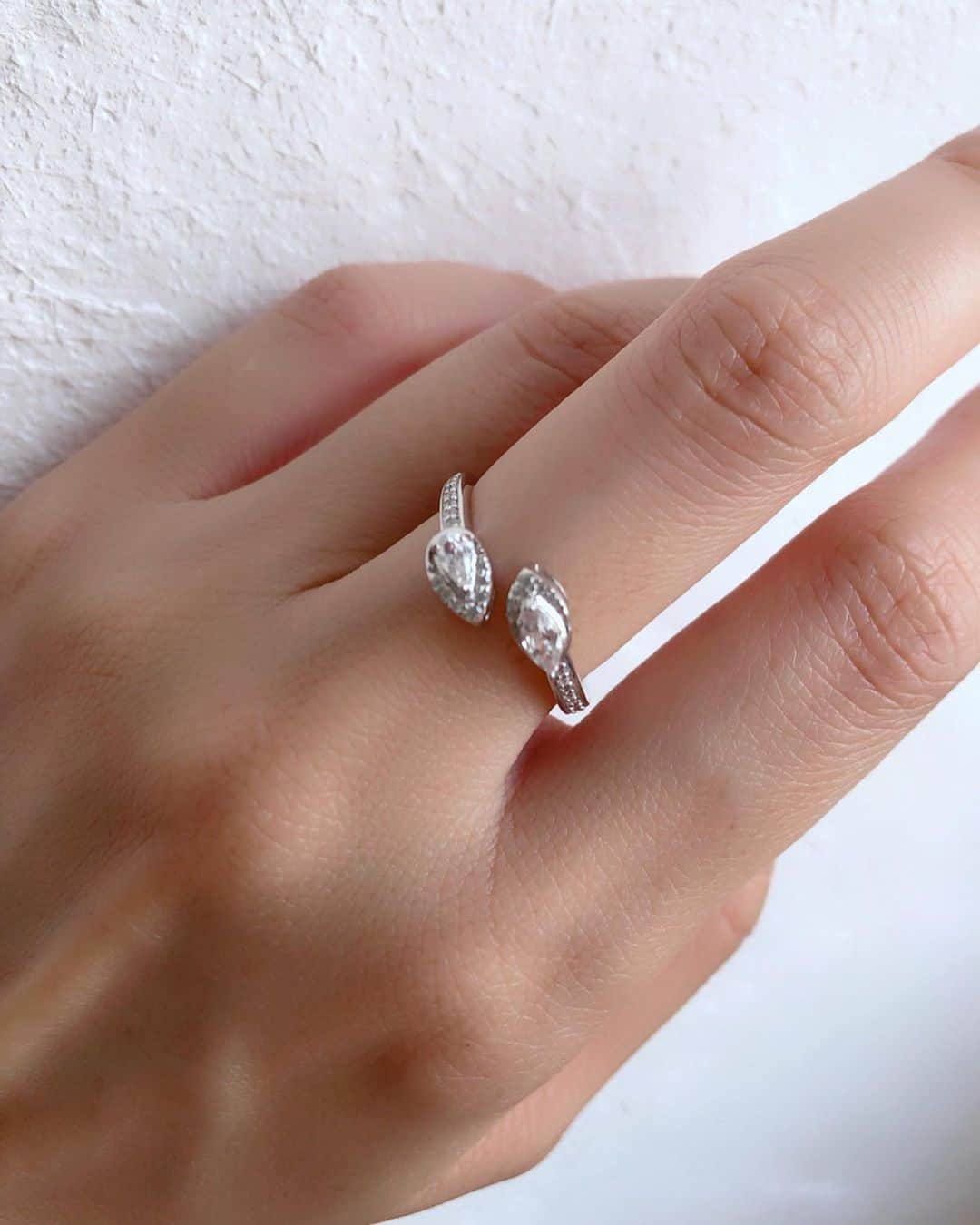 asuka0119さんのインスタグラム写真 - (asuka0119Instagram)「. リーフをモチーフとした 輝くRing . 存在感と輝きが とてもな綺麗な指輪 . ちょっとした贈り物 自分へのご褒美に やっぱり、Jewelryが欲しくなる . お値段以上の仕上がり 是非、手にとって頂きたいと 思う指輪です.*･ﾟ　.ﾟ･*. . @kikiya_offical  の指輪 大切に使用したいな\♡/" . #kiliya  で検索して下さい . @kikiyastore #kikiya  #手元くら部  #お洒落さんと繋がりたい  #プレゼント #指輪 #Ring #PR」7月30日 18時15分 - asuka0119