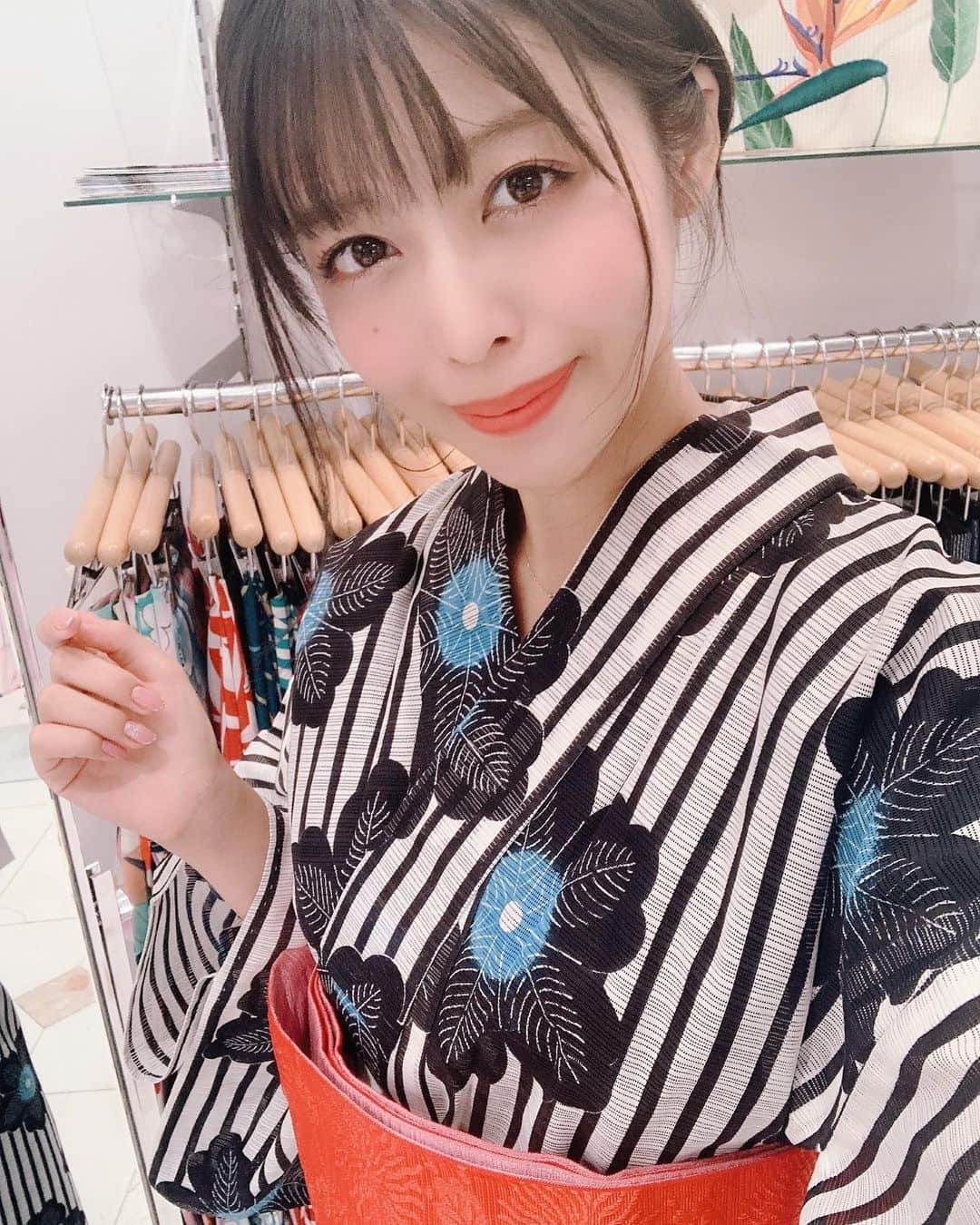 石倉侑芽さんのインスタグラム写真 - (石倉侑芽Instagram)「松屋銀座で浴衣選び👘💓 . おしゃれで素敵な柄の浴衣ばかり🥺 その場で服を着たまま試着もでき、 帯や小物の合わせ方なども 親切に相談に乗って下さりました😊 . 私は気になった浴衣2枚を試着💓 黒いストライプに大柄のお花がおしゃれな浴衣は #こむさでもーど  ピンクと水色のお花が可愛らしい浴衣は @efde_official だよ💘 . 下駄や扇子、バッグなどの小物も全部ここで揃う☺️❣️ 下駄に関しては自分でカスタムできるものも✨ こだわりの着こなしができて最高💓 . 「GINZAゆかたステーション」は 7月24日(水)～8月13日(火) 松屋銀座1階のスペース・オブ・ギンザで開催中です！ ゆかた購入者限定で【選べるお買い上げ特典】 「着付け無料サービス」もしくは「ゆかたお手入れ無料チケットプレゼント」もあるそうです✨ . あと！8月3日(土)はゆかたで銀ぶらというイベントが 開催されるそう☺️💓浴衣や和装で銀座へお出かけしてみて🌟 . #浴衣#ゆかた#松屋のゆかた#yukata#銀座#松屋銀座 #ginza#matsuyaginza#浴衣女子#銀ぶら#盆踊り#夏祭り #花火#花火大会#夏#令和最初の夏#下駄#花柄#ゆかたで銀ぶら#GINZAゆかたステーション#スポンサード」7月30日 18時16分 - yume8115