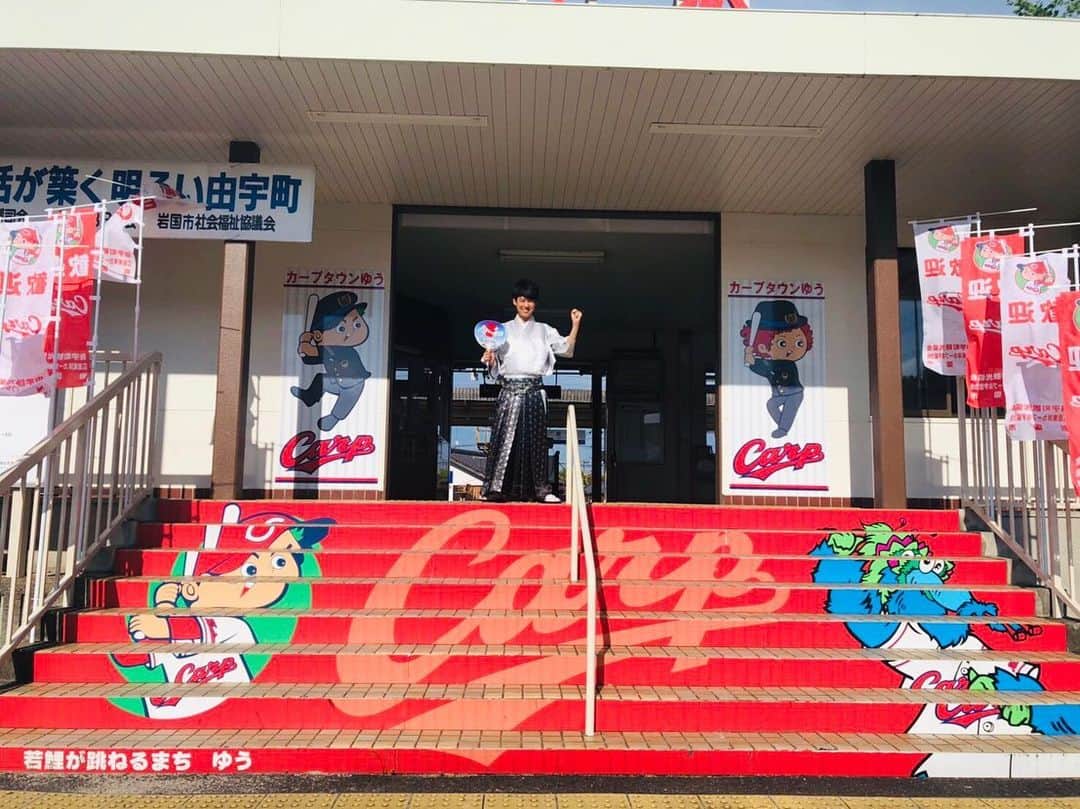 松阪ゆうきのインスタグラム：「山口県の由宇駅🚉  今日は昨年に続いて、 からおけ喫茶 つゆくささんに お呼び頂きました。  たくさんの皆さま ありがとうございました😊  帰りに、 また寄ってもらいました^ - ^  カープ練習場のある 由宇駅🚉  すごいよなあ^ - ^  駅ですからww  暑かったけど、 束の間楽しかったあ＾＾ あと一軒頑張ります💪  昨年の写真🤳と共に。  #由宇駅 #山口 #カープ練習場 #カープ #カープ駅 #昨年に続いて #instalike #instalove」