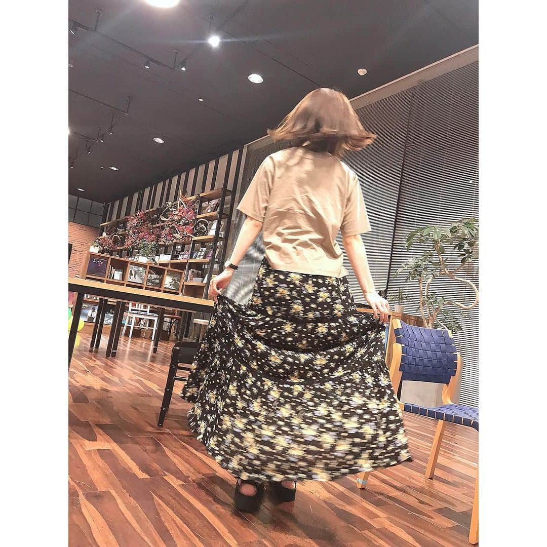 MOMOKAさんのインスタグラム写真 - (MOMOKAInstagram)「🍑 #ももこーで 久々！ やって〜って声多かったので気付いた時は撮る。出来るだけ(笑)  カタチの変わったスカートが好きです！ タイトよりはふあってなる方がタイプ！このスカートは前が短いんよ🥰かわい！  Tシャツ集めも頑張ります🥳 かわいいTシャツあったら教えて☺︎✌︎✌︎」7月30日 18時18分 - momoka_jewel