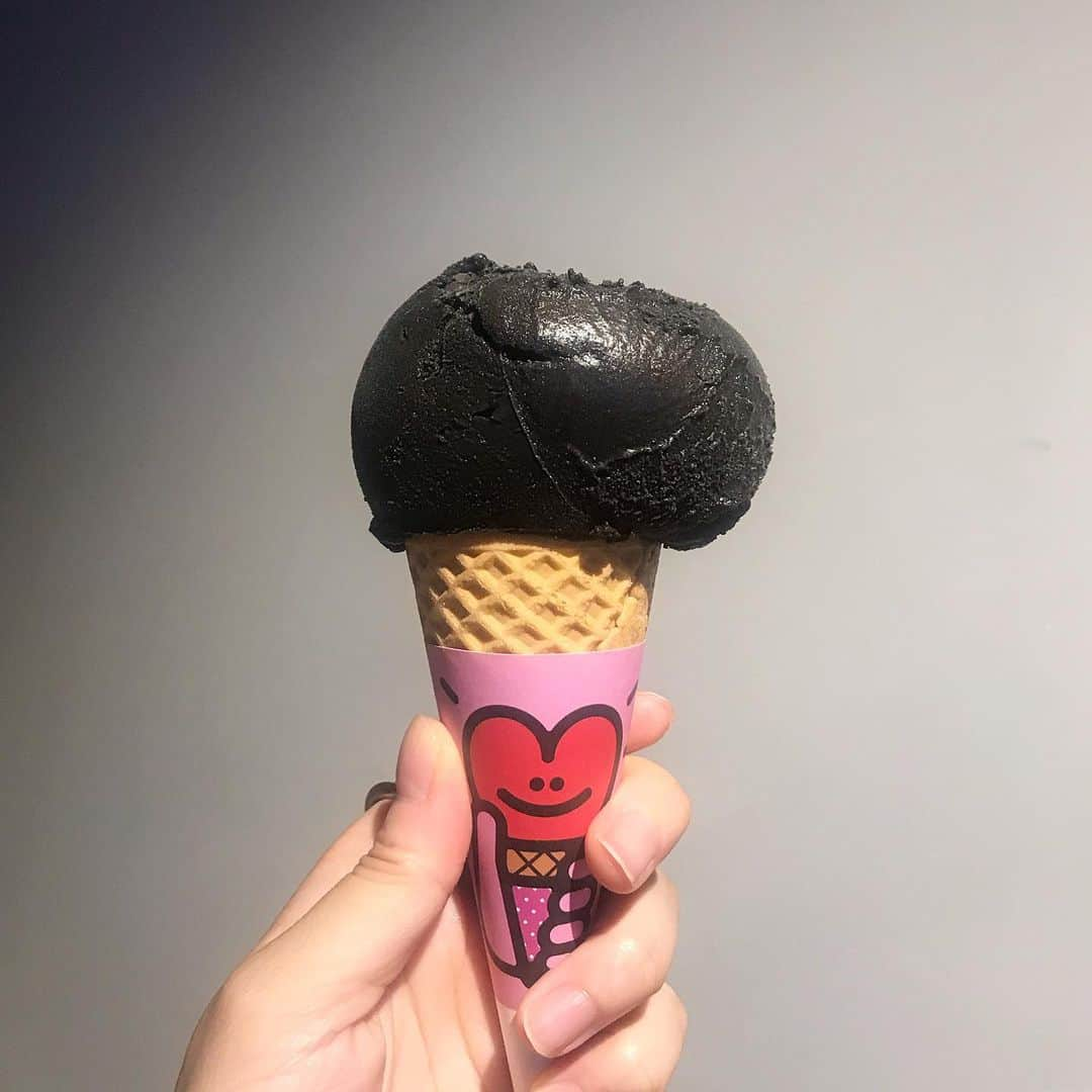 chisa1027さんのインスタグラム写真 - (chisa1027Instagram)「サムギョプサルの後に食べた﻿ 真っ黒なアイス🍨﻿ ﻿﻿ 一口目でびっくら😮😮﻿ ﻿ レモン味です🍋  それよりこの形。 落としそうㅠㅠ 最後まで上手に食べるのに 集中した😳♡ #韓国撮ってみた」7月30日 18時27分 - chisa1027