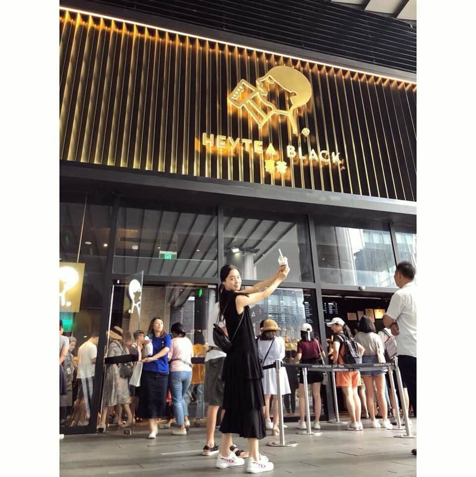 のインスタグラム：「왠일로그분께서무릎을굽혀찍어주심🙊 엄청맛집이길래인증샷📸#喜茶#heytea  맛은...남편줌ㅋㅋㅋ」