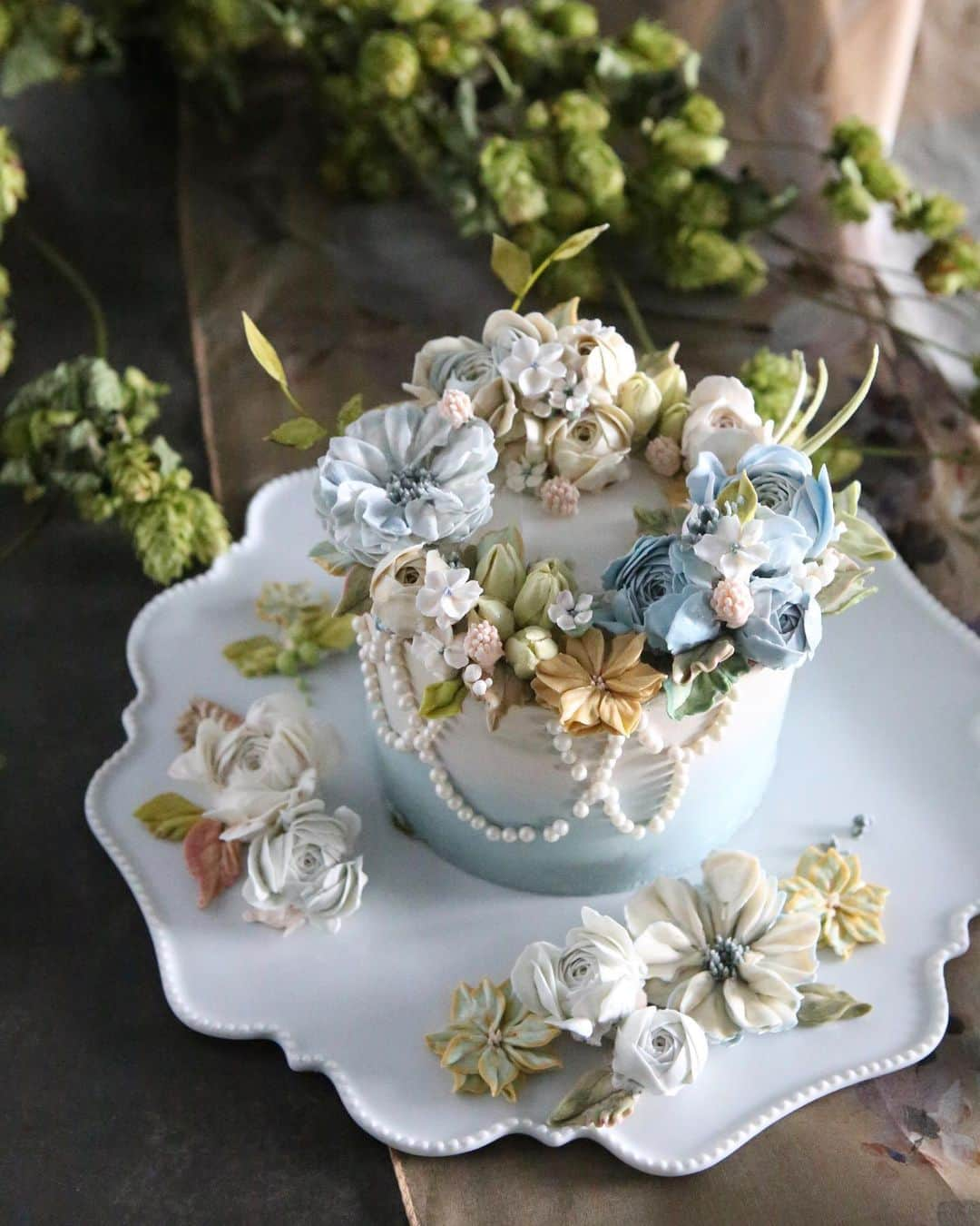 청담 수케이크 (atelier soo)さんのインスタグラム写真 - (청담 수케이크 (atelier soo)Instagram)「ㅡ Buttercream flower cake  Classic soo 🔱 진주목걸이 & 말차케이크 클래식한 디자인으로 풀어갈 케이크는 판매계획중 🎼 ㅡ #flower #cake #flowercake #partycake #birthday #weddingcake #buttercreamcake #buttercream #버터크림플라워케이크 #バタ #フラワー #バタークリーム #バタークリームケーキ #フラワーケーキ #スウィーツ #ケーキクラス  #バターフラワー #バターフラワーケーキ #お祝い #誕生日  www.soocake.com vkscl_energy@naver.com」7月30日 18時30分 - soocake_ully