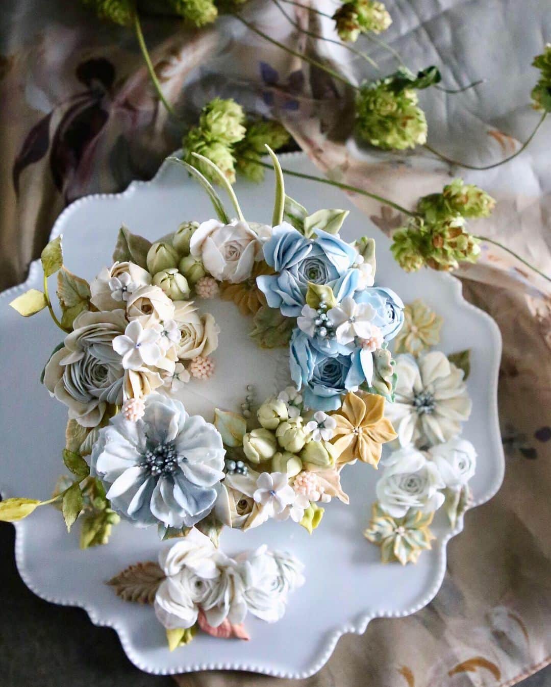 청담 수케이크 (atelier soo)さんのインスタグラム写真 - (청담 수케이크 (atelier soo)Instagram)「ㅡ Buttercream flower cake  Classic soo 🔱 진주목걸이 & 말차케이크 클래식한 디자인으로 풀어갈 케이크는 판매계획중 🎼 ㅡ #flower #cake #flowercake #partycake #birthday #weddingcake #buttercreamcake #buttercream #버터크림플라워케이크 #バタ #フラワー #バタークリーム #バタークリームケーキ #フラワーケーキ #スウィーツ #ケーキクラス  #バターフラワー #バターフラワーケーキ #お祝い #誕生日  www.soocake.com vkscl_energy@naver.com」7月30日 18時30分 - soocake_ully