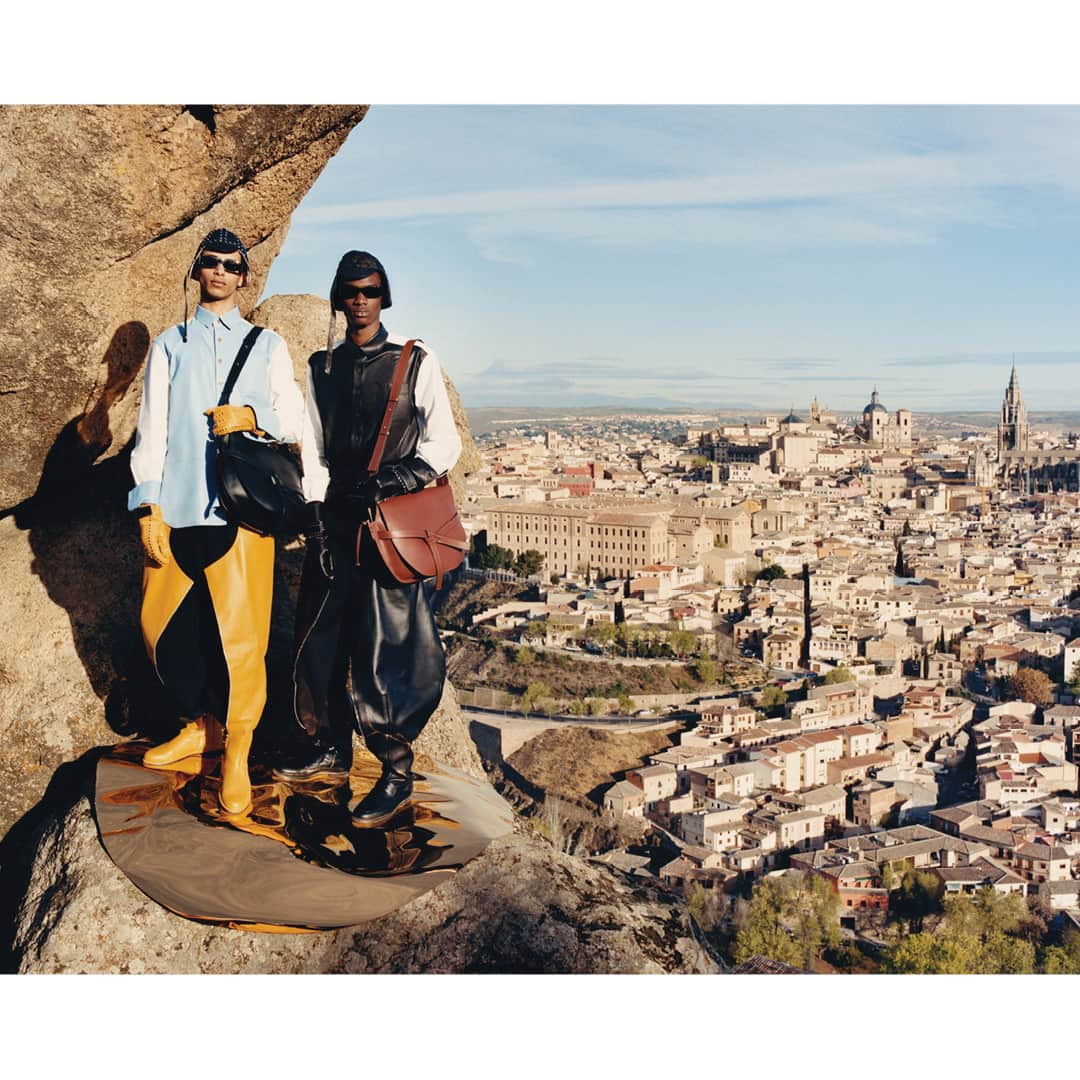 Loeweさんのインスタグラム写真 - (LoeweInstagram)「To showcase Menswear Fall Winter 2019, #LOEWE has collaborated with photographer Tyler Mitchell  Creative Direction @jonathan.anderson and @mmparisdotcom Photography @tylersphotos Styling @benjaminbruno_ #TylerMitchell」7月30日 18時45分 - loewe