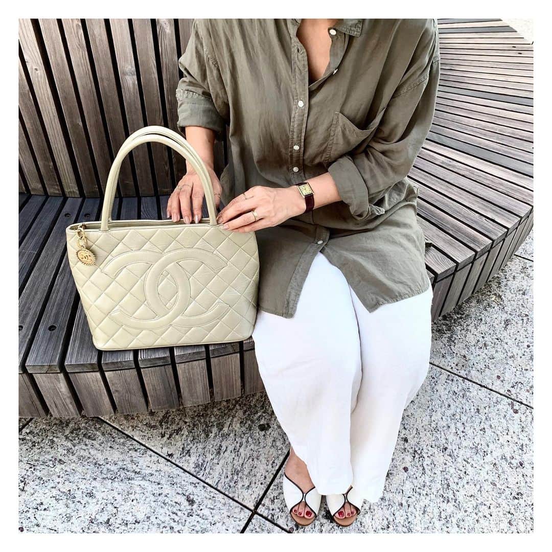 HIROBさんのインスタグラム写真 - (HIROBInstagram)「-HIROB名古屋タカシマヤゲートタワーモール店-﻿ ﻿ vintage chanel bag﻿ ¥140,000＋tax〜¥150,000＋tax﻿ ﻿ 形の可愛いシャネルが入荷してまいりました﻿ ﻿ ﻿ tel:052-589-8937﻿ ﻿ #hirob﻿ #hirobtgm﻿ #baycrews﻿ #vintage﻿ #chanel﻿ #vintagewatch﻿ ﻿ #ヒロブ﻿ #ヒロブティージーエム﻿ #ベイクルーズ﻿ #ヴィンテージ﻿ #シャネル﻿ #ヴィンテージウォッチ﻿ ﻿」7月30日 18時41分 - hirob.jp