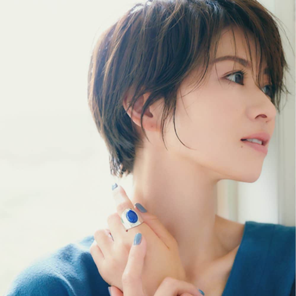 畑野ひろ子のインスタグラム：「@mimollet の大草さん連載ページ。 「手元は、小さい面積だから自由にミックスせせて。。。」by@naokookusa  このブルーの @addictionbeauty_official のネイルすごく可愛いかった❤️」