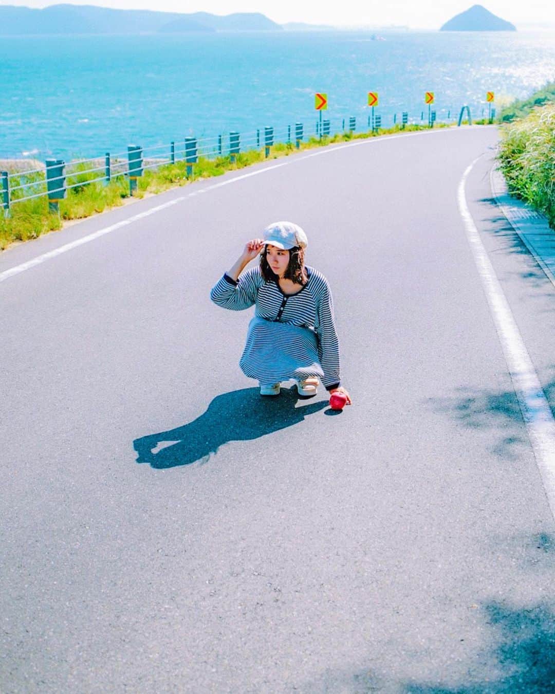 hiderin777のインスタグラム：「. . . . 海沿いの道🍎 . . 久しぶりです！ りんごさん、仕事忙しすぎて撮影もInstagramも更新出来ずにいました( ๑⃙⃘ϋ๑⃙⃘ ) . . #りんごがーる  #contax  #distagon #35mm #fubiz  #hueart_life  #東京カメラ部  #unknownjapan  #visitjapanjp  #good_portraits_world  #pics_jp  #japan_portrait_club  #撮られたいわたしも  #関西写真部share  #毎日が笑顔で溢れてる  #portraitofjapan  #curbonjp  #エモい」