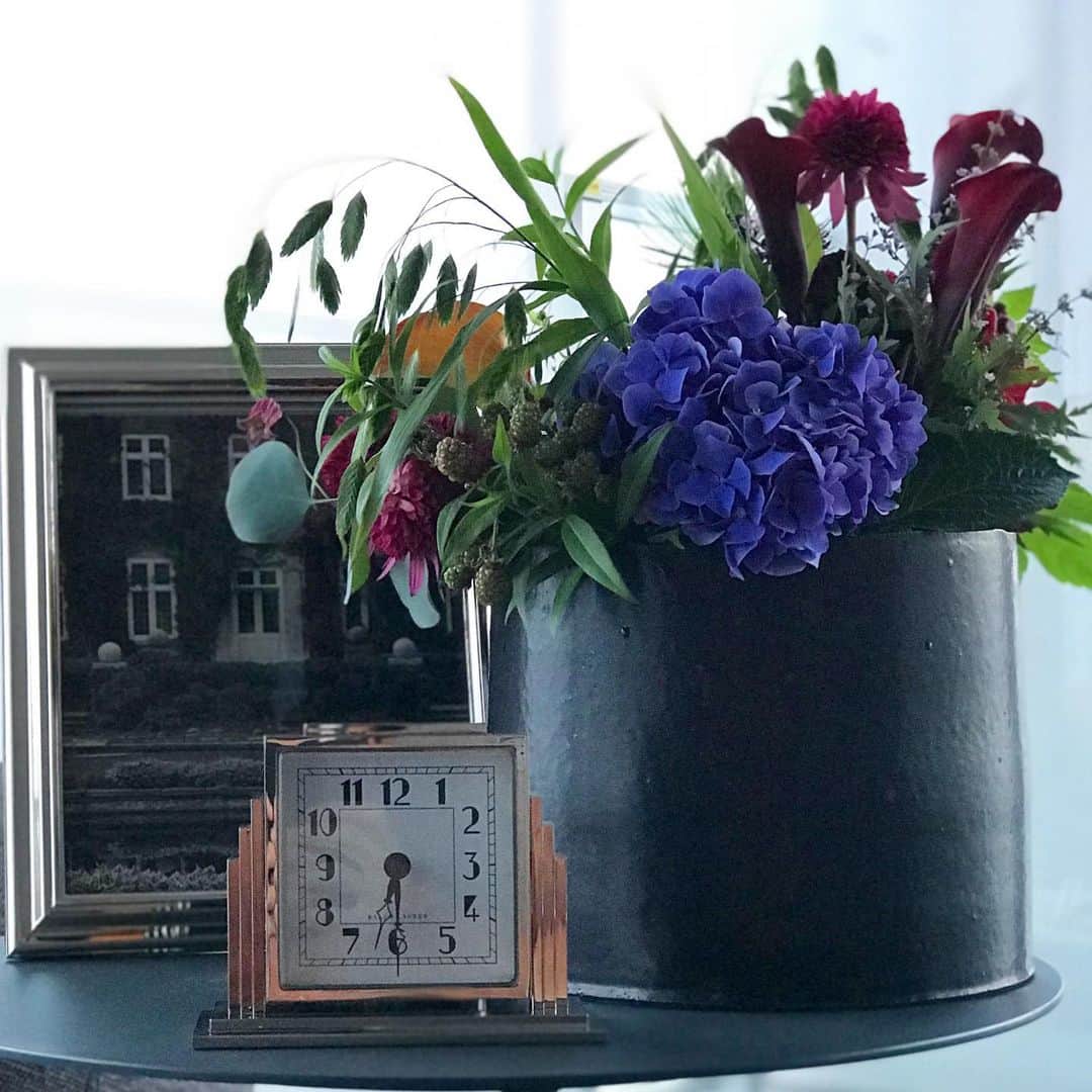 干場義雅さんのインスタグラム写真 - (干場義雅Instagram)「今日いただいたお花を部屋に飾ってみました。リビングルームに花があるだけで、日常のワンシーンがとっても豊かな気持ちになりますね。先日、表参道のラルフ ローレンで買った置き時計や写真立てたちも、季節の花に囲まれてなんだか嬉しそう。知らんけど（笑）  @ralphlauren  @aoyamaflowermarket  #青山フラワーマーケット #花のある暮らし  #花のある生活 @yoshimasa_hoshiba  #干場義雅 #yoshimasahoshiba  @forzastylecom  #FORZASTYLE  @ralphlauren  #ラルフローレンホーム  #ラルフローレンパープルレーベル  #ラルフローレン腕時計  #ラルフローレン  #置時計 #写真立て」7月30日 18時53分 - yoshimasa_hoshiba
