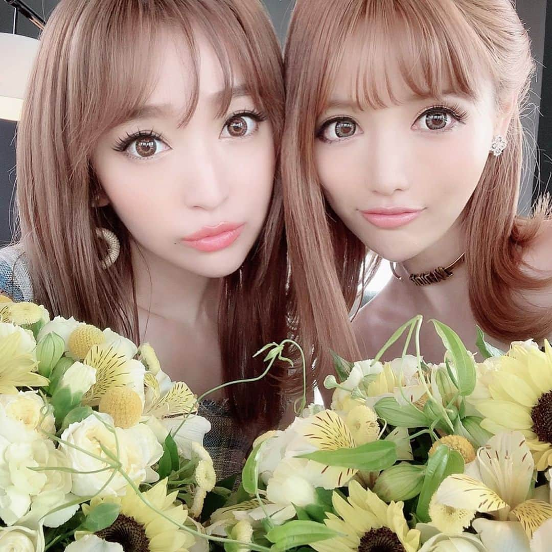 杉山佳那恵さんのインスタグラム写真 - (杉山佳那恵Instagram)「しーちゃん @mutoshizuka0204 がお花の教室に誘ってくれて行ってきたよっ🌼✨🐝 ・  初めての体験で楽しすぎた〜！！ なかなか良い出来だし才能感じるわーとか自分で言っちゃう。笑 ・ 大好きな黄色のお花に癒された🌼 @makotookudomi 先生ありがとうございましたー💕 ・ ・ #お花#楽しい#また行きたい#ハマる#癒された#しーちゃん#ありがとう#お花はおかんにプレゼント#🌼」7月30日 18時48分 - kanaxxy_0421