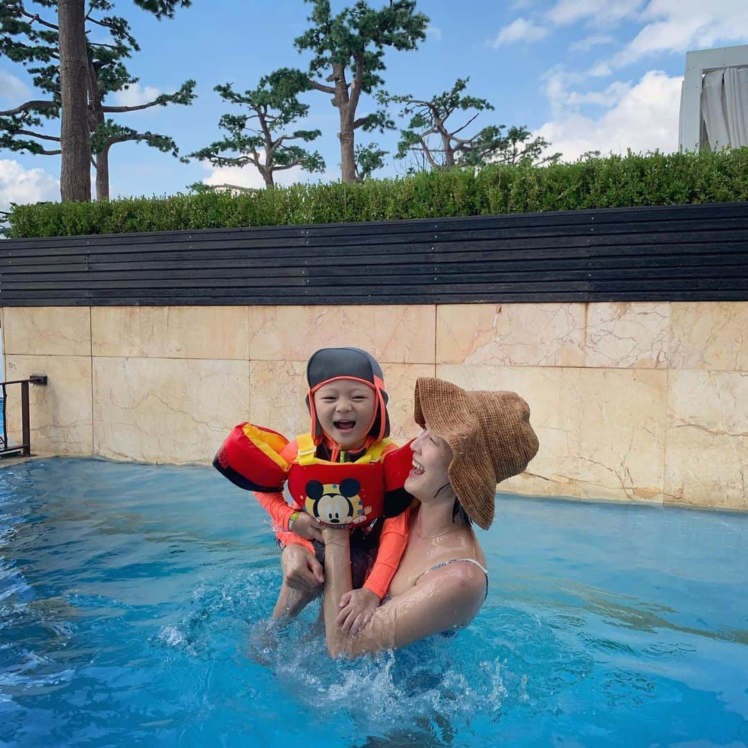 イ・ヒョニさんのインスタグラム写真 - (イ・ヒョニInstagram)「🏊🏻‍♀️ 4일연속 수영장🍍💦 #너는왜아직도쌩쌩하냐 #대체왜 #why」7月30日 18時49分 - lee.hyunyi