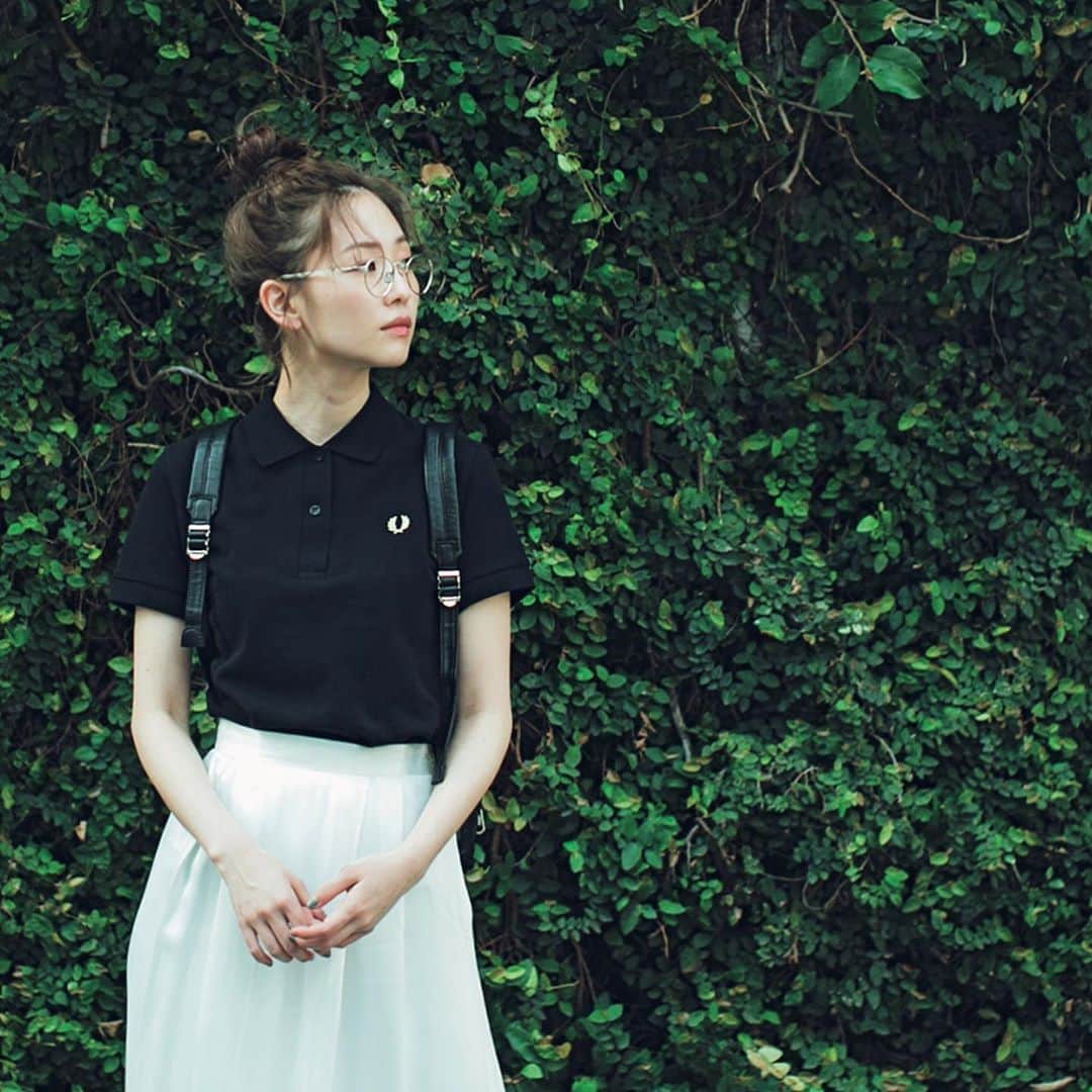 minaさんのインスタグラム写真 - (minaInstagram)「『これが週末女子のおしゃれルール。』特集ではスタイリストがルールを提案💡﻿ ﻿ 「今日はなにを着ようか？」と悩んだときに、取り入れたいテクを紹介しています﻿ ﻿ ﻿ rule👚﻿ シルエットを大切にする👀💕﻿ ﻿ スタイリスト 渡邉恵子さん﻿ シルエットのバランスがいい人ってそれだけでおしゃれにみえますよね🥺✨﻿ タイトなポロシャツにフレアスカートをあわせるなんて女の子の特権です💁‍♀️﻿ ﻿ Item ---------------------﻿ 👕＃ポロシャツ 11,000円+税﻿ #FREDPERRY(@fredperry)﻿ #スカート 5,800円+税﻿ #フラミンゴ表参道店(@flamingo_omotesando)﻿ 👓＃メガネ 50,000円+税﻿ #EYEVAN7285(@continuer.official)﻿ ＃リュック 18,000円+税﻿ #tsumorichisatocarry(@tsumori_chisato_carry_official)﻿ 👟＃スニーカー 10,000円+税﻿ #コンバース(@converse_jp)﻿ ---------------------﻿ ﻿ スタイリストが提案するおしゃれルールを、mina9月号でチェックしてください👍﻿ ﻿ #mina#minamagazine#ミーナ#9月号#ルール#週末#週末女子#おしゃれ#ルール#シルエット﻿ ﻿」7月30日 18時49分 - mina.magazine