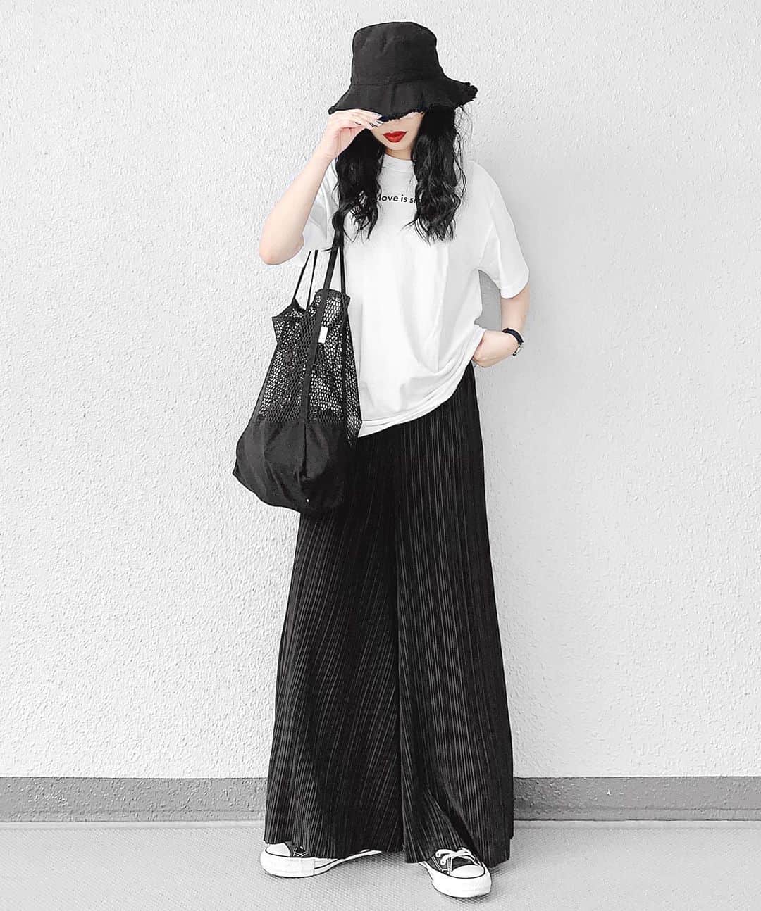 lve_xxxxのインスタグラム：「.﻿﻿ .﻿﻿ 梅雨明けと共に…﻿﻿ 灼熱地獄🔥🔥🔥🔥🔥﻿﻿ ﻿﻿ 夏越せる自信なくなってる﻿﻿ ﻿﻿ K. apparel @kanaa120 の﻿﻿ ☑︎ K.MeshToteBag﻿ ﻿ メッシュトートが可愛すぎてて﻿﻿ 内容量大で最高すぎる👏﻿﻿ ﻿﻿ 帰宅したら速攻で就寝コース﻿﻿ やないと、ガチ夏に殺される🔪爆﻿﻿ ﻿﻿ 暑いの極端に苦手すぎるんで﻿﻿ 己で睡眠しっかり管理せな！﻿﻿ ﻿﻿ 昨年、熱中症🥵3回(搬送🚑2回)﻿﻿ 今年、既に1回 ←﻿﻿ ﻿﻿ 皆様ほんに、﻿﻿ 気をつけましょーーー！！！！﻿﻿ (まず、己がな。 己を知る爆)﻿﻿ ﻿﻿ コーデアイテム詳細は﻿﻿﻿﻿﻿ WEARをご覧くださいませ。﻿﻿﻿﻿﻿ ﻿﻿﻿﻿﻿ WEAR ： lvexxxx ﻿﻿﻿﻿﻿ 💻 https://wear.jp/sp/lvexxxx/﻿﻿﻿﻿ ﻿﻿﻿﻿﻿ －－－－－－－－－－－－－－－－－－﻿﻿﻿﻿﻿ ﻿﻿﻿﻿﻿ 📢コメント頂ける際は、﻿﻿﻿﻿﻿ 最新投稿にお願い致します。﻿﻿﻿﻿﻿ ﻿﻿﻿﻿﻿ 過去投稿に頂いた際、気がつかない事もあり﻿﻿﻿﻿ お返事致しかねる場合が御座います🙇‍♀﻿﻿ ️﻿﻿﻿﻿﻿ ﻿﻿」