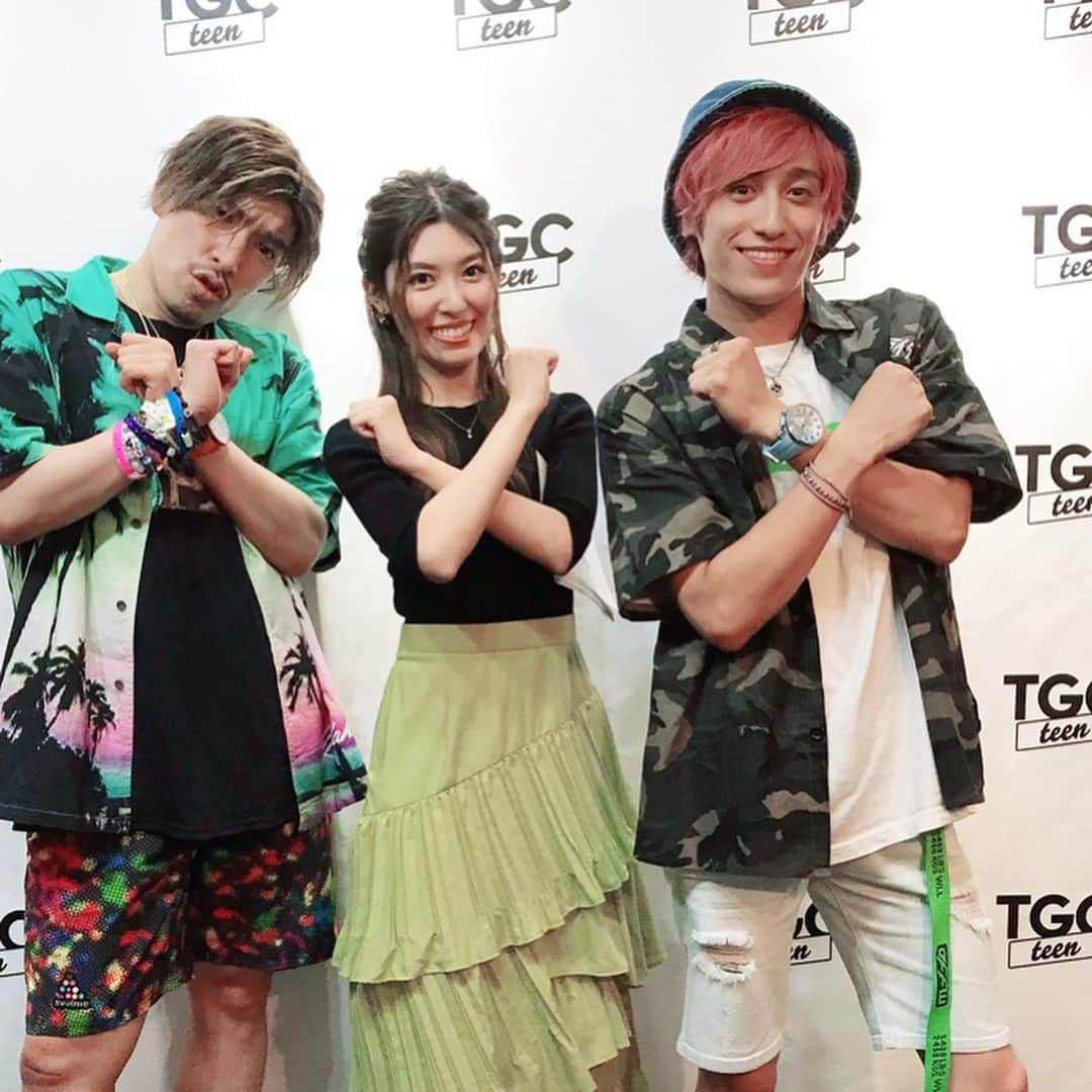 橘ゆりかさんのインスタグラム写真 - (橘ゆりかInstagram)「🌈TGCteen 2019 Summer🌈﻿ ﻿ ﻿ MCでご一緒させていただいた﻿ EXIT りんたろーさん、兼近さん😊﻿ リハーサルの時から賑やかでチャラおもしろくて！ティーンの心を完全に掴んでて人気がすごかったです〜🚀⭐️ありがとうございました🌺﻿ ﻿ ﻿ ティーンの女の子だらけのヘアメイクコーナーで﻿ ジョリジョリ髭剃りぶっかましてて﻿ じわりました😂😂😂﻿ ﻿ ﻿ ﻿ #TGCteen #司会 #exit #りんたろーさん #兼近さん #橘ゆりか #あざまる水産よいちょまる #新木場studiocoast #新木場スタジオコースト #ファッションショー #夏休み #ワンピースコーデ #スナイデル #snidel #tgc」7月30日 18時55分 - yuricalcal