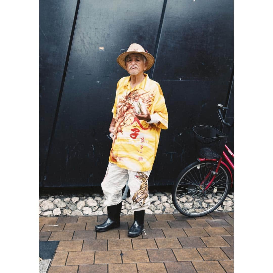 Q. Sakamakiのインスタグラム：「Man in a typical Kamagasaki fashion style. Kamagasaki is often called as the worst slum and/ or the most dangerous place in Japan. Yet many of them are so friendly and naive. At the same time, many of the residents feel fear for their future, as the area is facing the drastic gentrification. #kamagasaki #nishinari #osaka」
