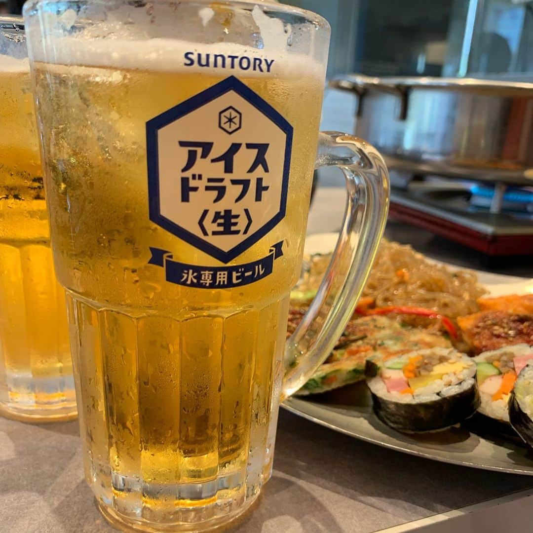 奥山夏織さんのインスタグラム写真 - (奥山夏織Instagram)「暑い！辛い！#アイスドラフト ！✨🍺 ・ お昼から#新大久保 の#980トッポッキ にて#トッポギの食べ放題 と一緒に大好きな#アイスドラフト をいただきました🤤💓 ・ 辛いのでアイスドラフトが進む進む❣️楽しく女子会をしつつ、アイスドラフトを楽しみました☺️ ・ 女の子用に改良されたコップと氷が入ってるのでずっと冷えたまま飲めるアイスドラフト✨アルコール度もアイスドラフト用に濃いめに作られているので、この夏はまってしまいますね💓 ・・・ #アイスドラフト #新大久保 #奥山姉妹 #新大久保女子会 #女子会 #新大久保グルメ #🍺 #ビール #ランチ #お昼ご飯 #新大久保ご飯」7月30日 18時53分 - okuyama_kaori