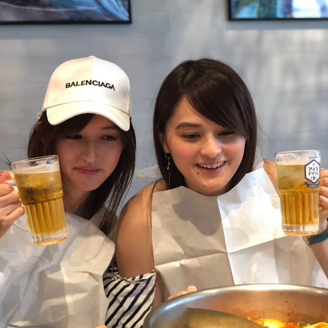 奥山夏織さんのインスタグラム写真 - (奥山夏織Instagram)「暑い！辛い！#アイスドラフト ！✨🍺 ・ お昼から#新大久保 の#980トッポッキ にて#トッポギの食べ放題 と一緒に大好きな#アイスドラフト をいただきました🤤💓 ・ 辛いのでアイスドラフトが進む進む❣️楽しく女子会をしつつ、アイスドラフトを楽しみました☺️ ・ 女の子用に改良されたコップと氷が入ってるのでずっと冷えたまま飲めるアイスドラフト✨アルコール度もアイスドラフト用に濃いめに作られているので、この夏はまってしまいますね💓 ・・・ #アイスドラフト #新大久保 #奥山姉妹 #新大久保女子会 #女子会 #新大久保グルメ #🍺 #ビール #ランチ #お昼ご飯 #新大久保ご飯」7月30日 18時53分 - okuyama_kaori