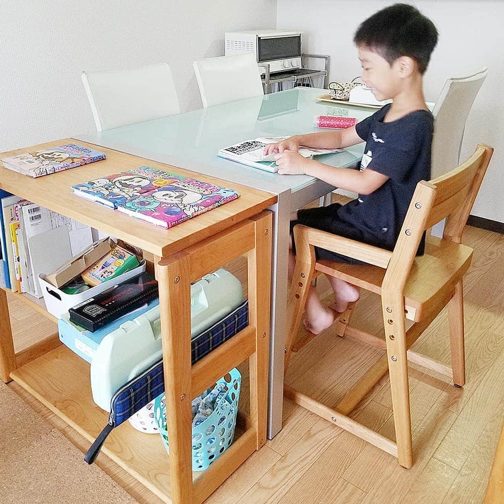 yamatoya(ベビー・キッズ家具の大和屋) さんのインスタグラム写真 - (yamatoya(ベビー・キッズ家具の大和屋) Instagram)「【ダイニング学習はじめました】 . 年々、新入学の準備が早くなってきているのを感じる今日この頃。 . ”ラン活”（＝小学校入学を控えた子どものランドセル選び、購入するための活動）という言葉もだんだん一般的になってきて、すでに”ラン活終わりました”というコメントを見ると、ついつい驚いてしまいます＾＾； . ラン活が終わったあとは・・・学習スペースの検討を始めませんか？ . なんとなく、「きっとリビングかダイニングで勉強するとは思うけど・・・。」 そうお考えの方も多いはず。 . 「ランドセルどこにおこう？」 「勉強するのに姿勢が気になる」  そんな方はぜひダイニングでの学習スペースを考えて、学活！？ならぬ、「ダイニング学習はじめてみませんか？」 . こちらのお写真のモニターさんも、小学校に入学し、ダイニングチェアに厚めのクッションを敷いてお食事もお勉強もしていたものの、どうにも姿勢が悪かったのが気になっていたそう。座りにくい状態だと、勉強に集中できなかったり、長続きしなかったり、お勉強を嫌がるようになってしまったり。。。 そんな時に「つなごチェア」を使い始めたところ、足もきちんと届き、長時間座っていられるようになったそうです！ （6才、身長110センチくらい。つなごチェア座板1段目、足置き板1段目でちょうどぴったりです！） . またリビングにランドセルや教科書、子どものものをまとめる場所が欲しくて、いろんな使い方ができるオープンな棚を探していたところ、「つなご80シェルフ」に出会い、 「木の質感も、サイズ性も、軽さも絶妙！」と気に入っていただきました！ . 「つなご　80シェルフ」はダイニングテーブルにつなげてみたり、壁側やお部屋の違う家具につけて置いてみたり。 . ダイニングにつけても高さもサイズもぴったりなので、勉強の途中で、ごはんの時は、このシェルフの上にいったん置いておく、などの使い方をしているそう。 . 「ダイニングテーブルにつながっているけれど、あくまでごはんを食べるテーブルとは別の場所」があると、とっても便利なんだそうです＾＾ .　 そんなダイニング学習をしている先輩ママの感想をぜひ参考に、ダイニング学習はじめてみてくださいね！ . #ダイニング学習はじめました　#ダイニング学習　#リビング学習　#ラン活のあとは　#学活　#つなご　#tunago #家族がつながる家具　#みんなのつなご　#つなごチェア　#つなご80シェルフ　#デスク　#学習デスク　#yamatoya #大和屋」7月30日 18時56分 - yamatoya_official