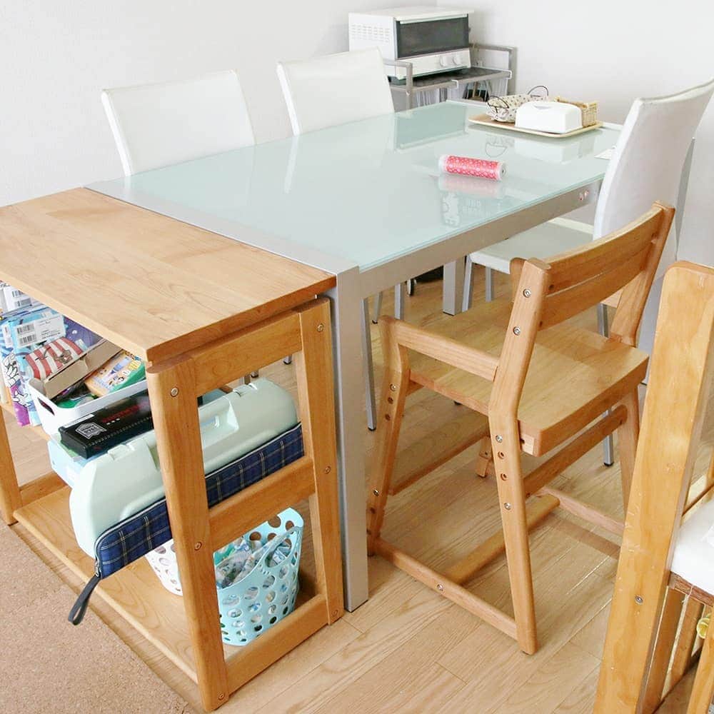 yamatoya(ベビー・キッズ家具の大和屋) さんのインスタグラム写真 - (yamatoya(ベビー・キッズ家具の大和屋) Instagram)「【ダイニング学習はじめました】 . 年々、新入学の準備が早くなってきているのを感じる今日この頃。 . ”ラン活”（＝小学校入学を控えた子どものランドセル選び、購入するための活動）という言葉もだんだん一般的になってきて、すでに”ラン活終わりました”というコメントを見ると、ついつい驚いてしまいます＾＾； . ラン活が終わったあとは・・・学習スペースの検討を始めませんか？ . なんとなく、「きっとリビングかダイニングで勉強するとは思うけど・・・。」 そうお考えの方も多いはず。 . 「ランドセルどこにおこう？」 「勉強するのに姿勢が気になる」  そんな方はぜひダイニングでの学習スペースを考えて、学活！？ならぬ、「ダイニング学習はじめてみませんか？」 . こちらのお写真のモニターさんも、小学校に入学し、ダイニングチェアに厚めのクッションを敷いてお食事もお勉強もしていたものの、どうにも姿勢が悪かったのが気になっていたそう。座りにくい状態だと、勉強に集中できなかったり、長続きしなかったり、お勉強を嫌がるようになってしまったり。。。 そんな時に「つなごチェア」を使い始めたところ、足もきちんと届き、長時間座っていられるようになったそうです！ （6才、身長110センチくらい。つなごチェア座板1段目、足置き板1段目でちょうどぴったりです！） . またリビングにランドセルや教科書、子どものものをまとめる場所が欲しくて、いろんな使い方ができるオープンな棚を探していたところ、「つなご80シェルフ」に出会い、 「木の質感も、サイズ性も、軽さも絶妙！」と気に入っていただきました！ . 「つなご　80シェルフ」はダイニングテーブルにつなげてみたり、壁側やお部屋の違う家具につけて置いてみたり。 . ダイニングにつけても高さもサイズもぴったりなので、勉強の途中で、ごはんの時は、このシェルフの上にいったん置いておく、などの使い方をしているそう。 . 「ダイニングテーブルにつながっているけれど、あくまでごはんを食べるテーブルとは別の場所」があると、とっても便利なんだそうです＾＾ .　 そんなダイニング学習をしている先輩ママの感想をぜひ参考に、ダイニング学習はじめてみてくださいね！ . #ダイニング学習はじめました　#ダイニング学習　#リビング学習　#ラン活のあとは　#学活　#つなご　#tunago #家族がつながる家具　#みんなのつなご　#つなごチェア　#つなご80シェルフ　#デスク　#学習デスク　#yamatoya #大和屋」7月30日 18時56分 - yamatoya_official