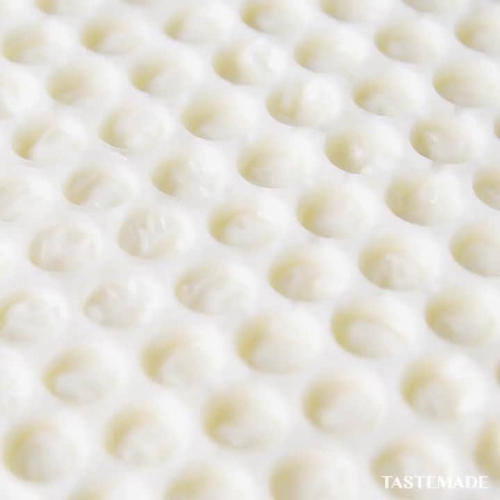 のインスタグラム：「⁠⠀ 【プチプチ大活躍✌️】ステンドグラスケーキ⁠⠀ ⁠⠀ スマホアプリはレシピを簡単に探せるよ📲⠀⁠⠀ ダウンロードはプロフィールのURLをクリック👆⠀⁠⠀ ⁠⠀ ■材料⁠⠀ 8cmケーキ型（ブルーベリーゼリー用）⁠⠀ 15cmケーキ型（ムース用）⁠⠀ エアーパッキン⁠⠀ スライススポンジケーキ（プレーン）　1枚⁠⠀ 《ヨーグルトムース》⁠⠀ 水切りヨーグルト　250g⁠⠀ 砂糖　90g⁠⠀ ホイップクリーム　250g⁠⠀ ゼラチン　15g⁠⠀ 水　75ml⁠⠀ 《ブルーベリーゼリー》⁠⠀ ブルーベリージャム　100g⁠⠀ 水　30ml⁠⠀ ゼラチン　10g⁠⠀ 水　50ml⁠⠀ 《トッピング用ジャム》⁠⠀ ブルーベリージャム　適量⁠⠀ アップルジャム　適量⁠⠀ 着色料　適量⁠⠀ ⁠⠀ ■手順⁠⠀ 【事前準備】⁠⠀ *ゼラチンは水で戻し、溶かしておく⁠⠀ *アップルジャムに食紅で色をつけ、ピンクと赤の*ジャムを作っておく⁠⠀ ⁠⠀ 1. エアーパッキンをケーキ型の底に合わせて円形に切る⁠⠀ 2. ボールにブルーベリーゼリーの材料を混ぜ合わせ、8cm型に入れ冷蔵庫で冷やし固める⁠⠀ 3. 大きめのボールに水切りヨーグルトと砂糖、溶かしたゼラチンを混ぜ合わせる⁠⠀ 4. ホイップクリームを混ぜ合わせて、スライススポンジケーキを敷いた15cmのケーキ型にヨーグルトムースの2/3をそそぎ入れる⁠⠀ 5. 冷やし固めたブルーベリーゼリーを入れて、上から残りのヨーグルトムースを注ぎ入れる⁠⠀ 6. 上にエアーパッキンを乗せて冷蔵庫で冷やし固める（1時間）⁠⠀ 7. 型から外し、エアーパッキンも外す⁠⠀ 8. 穴に3色のジャムを絞る⁠⠀ ⁠⠀ ⁠⠀ #tastemade #tastemadejapan #food #foodie #cooking #recipe #tastemade #japan #japanese #japanesefood #sweets #dessert #cake #stainedglass #blueberry⁠⠀ ⁠⠀ #テイストメイド #料理 #クッキング #レシピ #おうちご飯 #おうちごはん #おうちカフェ #スイーツ #デザート #おやつ #お菓子作り #ケーキ #ステンドグラス #ブルーベリー⁠⠀ ⁠⠀ #テイストメイドジャパン をつけて投稿してね❤️⁠⠀ ⁠⠀」