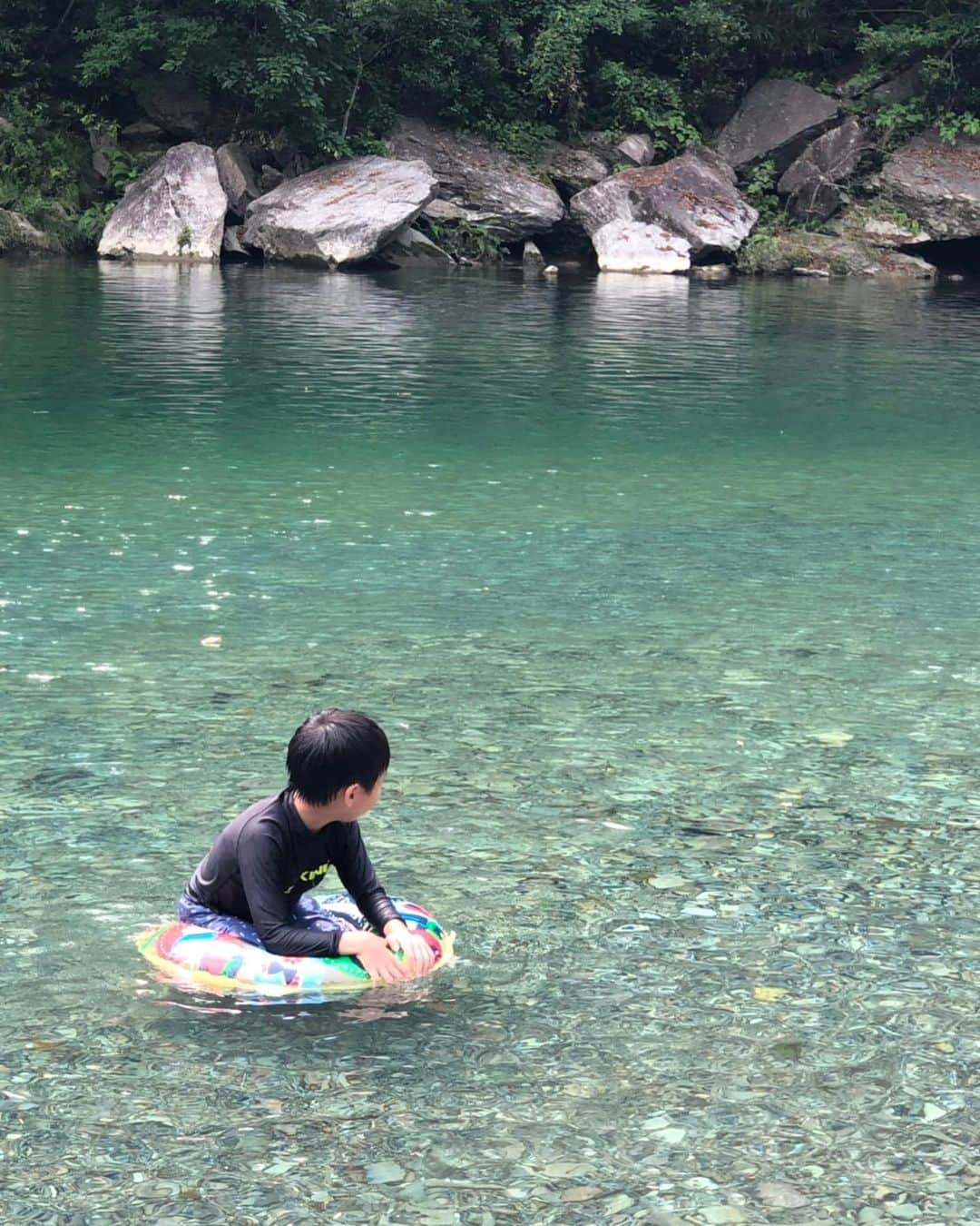 二ノ宮知子さんのインスタグラム写真 - (二ノ宮知子Instagram)「愛媛の川は相変わらず綺麗だ。 今年は旦那のいとこ家族も来ていて(長男コウと同じ年がふたりもいる)賑やかな夏らしい。自然の中で遊べて良かった。。 #写メレター」7月30日 18時57分 - tomokoninomiyaa