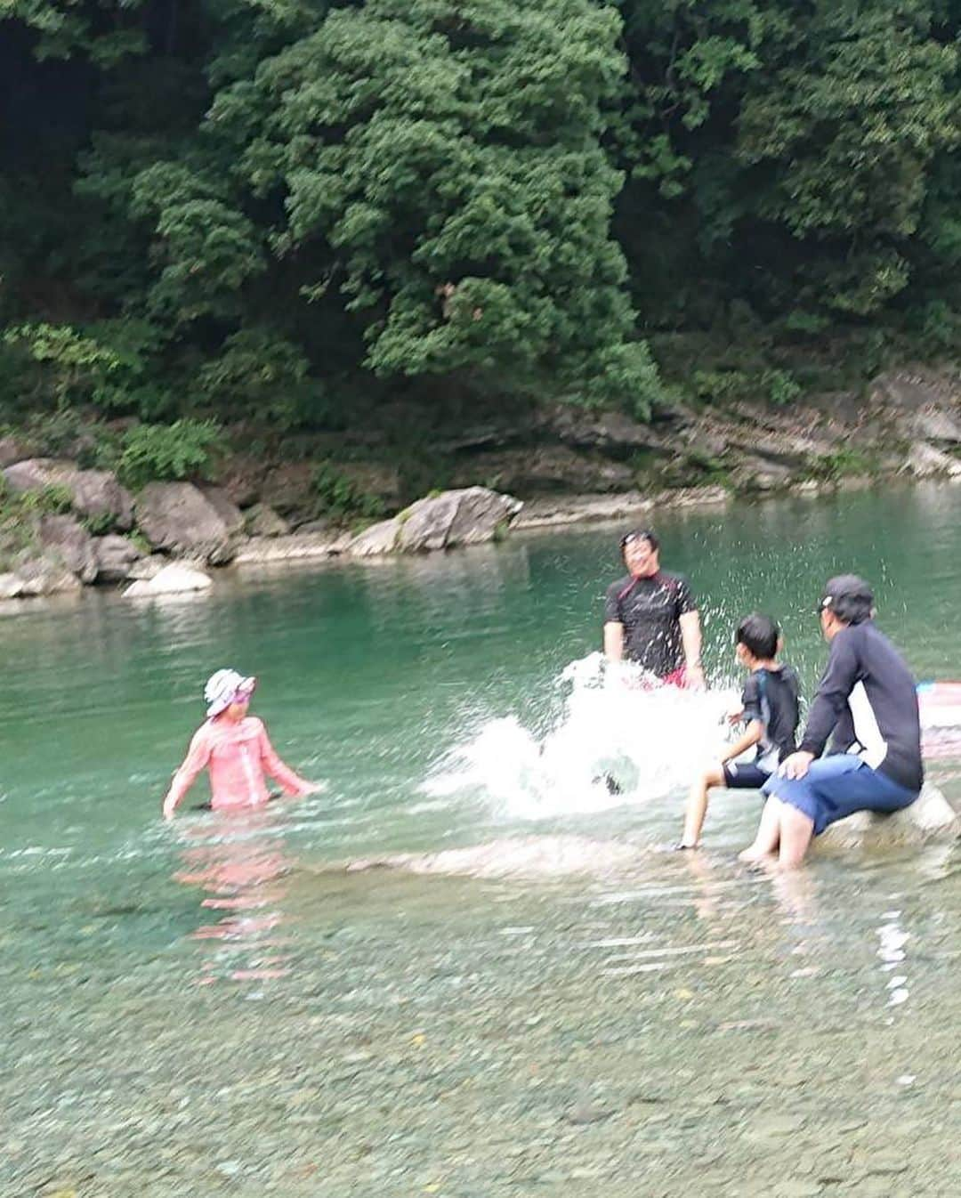 二ノ宮知子さんのインスタグラム写真 - (二ノ宮知子Instagram)「愛媛の川は相変わらず綺麗だ。 今年は旦那のいとこ家族も来ていて(長男コウと同じ年がふたりもいる)賑やかな夏らしい。自然の中で遊べて良かった。。 #写メレター」7月30日 18時57分 - tomokoninomiyaa