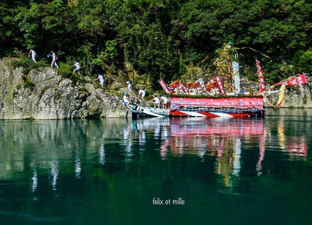 Visit Wakayamaさんのインスタグラム写真 - (Visit WakayamaInstagram)「.﻿ Beautiful boats en route to Kochijima Island honor the Kochi deity. ﻿ #KouchiMatsuriFestival ﻿ 📸: @felixetmille」7月30日 19時00分 - visitwakayama