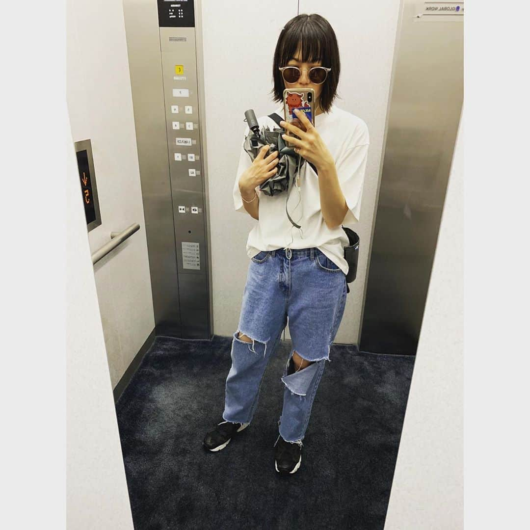 安本彩花さんのインスタグラム写真 - (安本彩花Instagram)「﻿ 👖✨👖✨👖✨﻿ ﻿ ﻿ ﻿ ﻿ ﻿ ﻿ 最近のお気に入り。﻿ ダメージ受けすぎだろー﻿ クラッシュっていうか﻿ もう引きちぎられてんぞっ﻿ ﻿ ﻿ ﻿ #クラッシュデニム#ダメージジーンズ」7月30日 19時12分 - yasumoto_ayaka_official