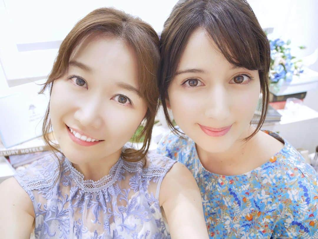 浦野一美さんのインスタグラム写真 - (浦野一美Instagram)「. なにも言ってないのに、 ２７日にゲスト出演されるアルビオンのイベント、. １７時〜の部ってまだ空きありますか？✨ って聞いてきてくれたミモちゃん🥺 . きっと、私が忙しいかと心遣いで、 やりとりが少ないように きちんと文章をまとめて連絡をくれたんだろうなって思うと、 素敵な人だなあ...ってつくづく見習いたい事ばかりです。  2人でいる時には、とてもくだらないことで よく大笑いをしているんだけど いつもは私がミモちゃんの行動を見てつっこんで笑うのに、 この日は遂に！ミモちゃんからツッコミを頂きました😲  イベント後に待っていてくれて ご飯に付き合ってくれた帰り道、 私がお気に入りのピッタマクスを付けて意気揚々と歩いていたら  ミモちゃんが、 CinDyさん、そのマスク上下逆じゃないですか？ って、、、 既に数日間、お気に入りで愛用していたのですが ずっと、逆さまにマスクをしていたことが判明。  素直に付け直すと、マスクがフィットして最高の着け心地に🥺✨ 思わず めっちゃいい〜🤩って叫ぶ私を見て 大爆笑するミモちゃん  こういう何気ない時間が なんとも朗らかで幸せです笑  みんなはお友達といる時、どんなふうに過ごしていますか？☺️ #friends #bff #友達」7月30日 19時04分 - cindy.cinderella