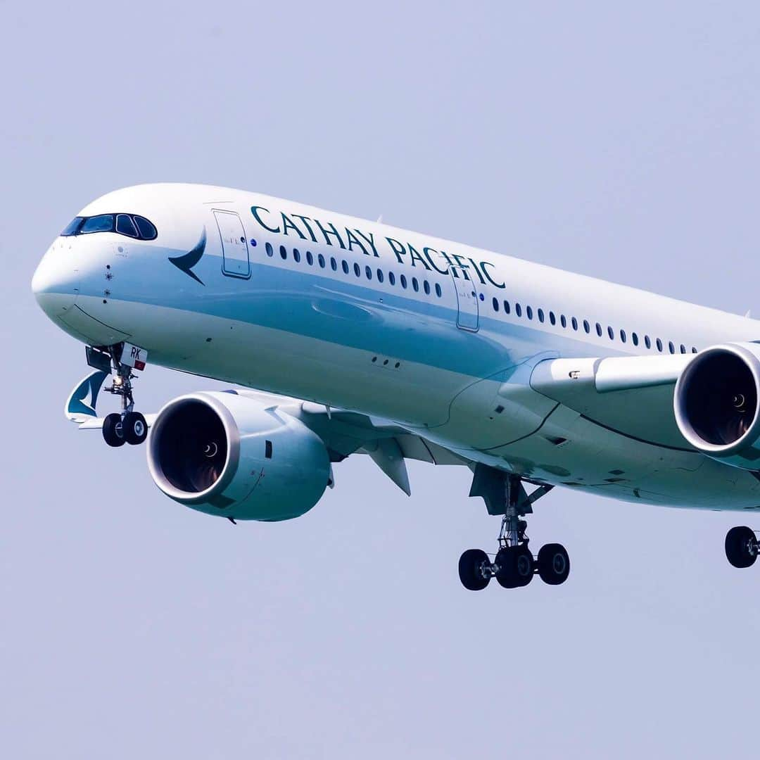 キャセイパシフィック航空さんのインスタグラム写真 - (キャセイパシフィック航空Instagram)「Looking out over Lantau, our #airbus A350-900 approaches the runway in #hongkong. Do you know how many of these beauties we currently have in our fleet? ⁣⁣ ⁣⁣ 我們的空中巴士 #A350-900 已經飛到 #大嶼山 的上空，準備降落 #香港！大家又知不知道我們的機隊目前擁有多少架同類型客機呢？⁣⁣ ⁣⁣ Credit: @hkia_spotting」7月30日 19時07分 - cathaypacific