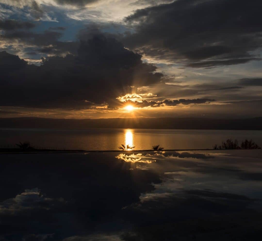 National Geographic Travelさんのインスタグラム写真 - (National Geographic TravelInstagram)「Photo by Muhammed Muheisen @mmuheisen | It was a breathtaking moment watching the sunset over the Dead Sea in Jordan. For more photos and videos from different parts of the world, follow me @mmuheisen and @mmuheisenpublic #muhammedmuheisen #deadsea #الاردن」7月30日 19時07分 - natgeotravel