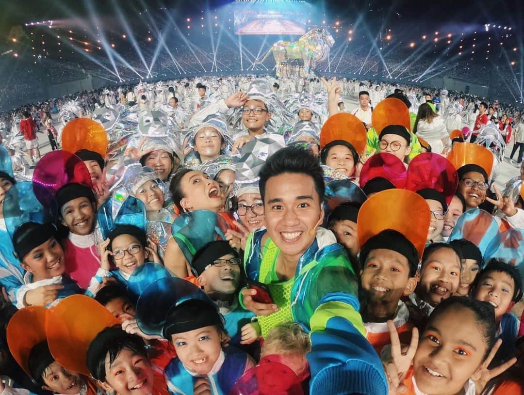ソニアのインスタグラム：「Can’t wait to get back on stage for one last rehearsal before the big day! 💚  #oursingapore #ndp2019 #izyfook」