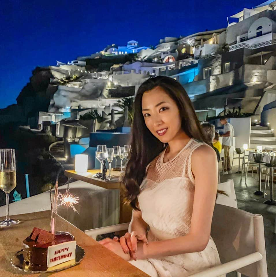 砂田早紀のインスタグラム：「I spent my birthday in Greece where is one of my Dream to visit... 🧚🏻‍♂️🥺 Thank you for everyone sending me a kind message, I was extremely happy with that. I appreciate and love you all from the bottom of my heart 💋xoxo  お誕生日を迎えました✨ みなさま沢山のおめでとう🎊メッセージ、ありがとうございました🥺✨現在日本に居らず、なかなか皆様とお会いする機会も少ない中で、このようにご連絡をいただけたこと、とてもとても心から光栄でございました。まだまだ未熟ではございますが、今後とも宜しくお願いいたします。🌹 28.07.1992  砂田早紀/ Saki Sunada  #instatravel #liveauthentic #lifeofadventure #travelpic #travellife #traveldiary #ilovetravel #stayandwander #keepexploring#santorini#greece#europe#mystique#birthdayoutfit#dior#whitedress #graff#necklace#earings#hermes#sandals#sakisunada#Japanese#london #greekrestaurant#astonishing#view」