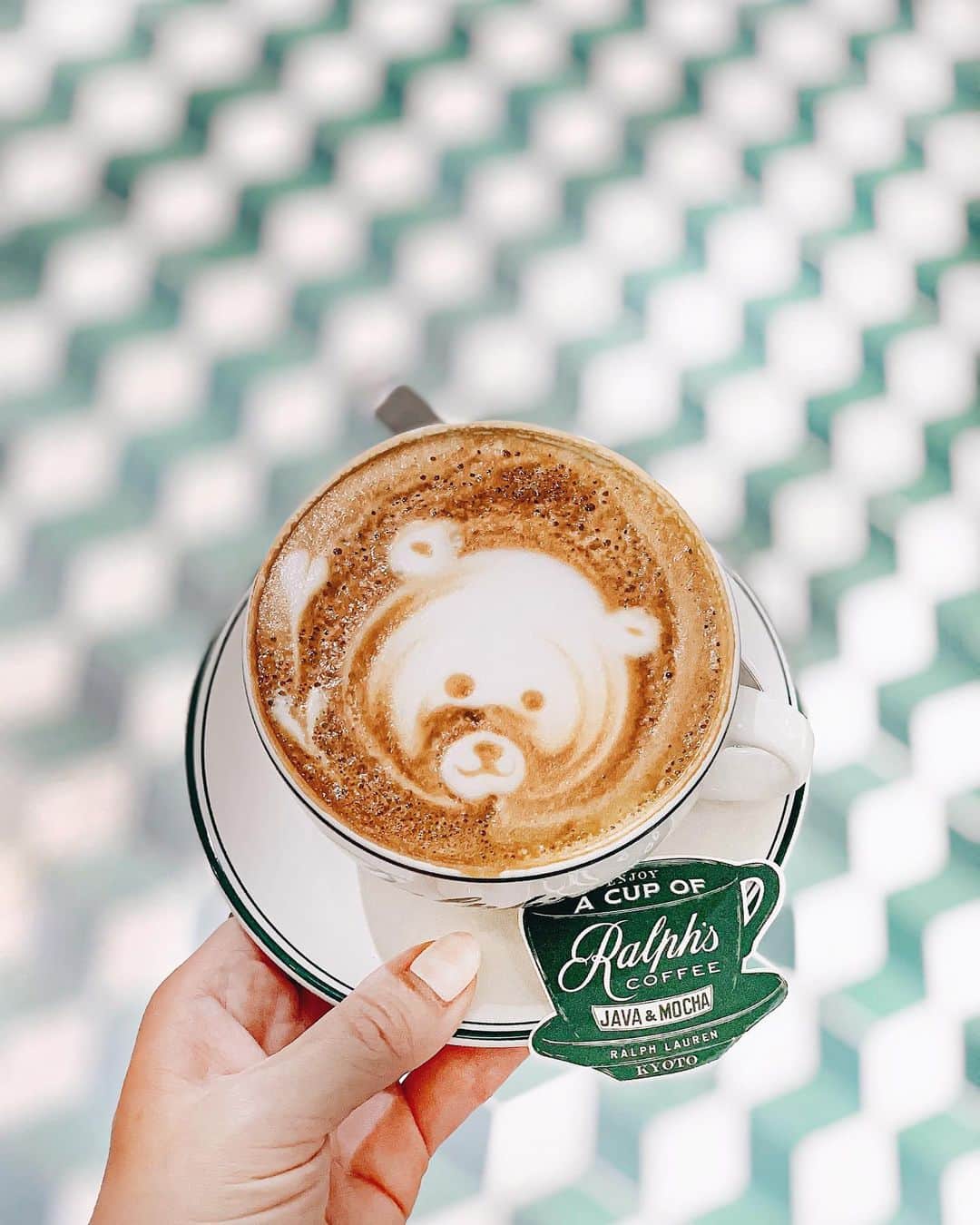 のインスタグラム：「@ralphscoffee kyoto 私はカプチーノ派🧸 たっぷりなのもうれしい♡ ‥‥‥‥‥‥‥‥‥‥‥‥‥‥‥‥‥‥‥‥‥‥‥‥‥‥‥‥‥‥‥‥‥‥ #handsinframe#foodinhands#cupsinframe#coffeenclothes#coffeelife#coffeetime#coffeecup#latteartgram#latteart#vscocoffee#coffeecup#cups_are_love#kobecco#kobecoffee#polo#ralphlauren#poloralphlauren#polocafe#ralphscafe#ralphscoffee#kyotobal#京都bal#ラルフズコーヒー#ラルフズコーヒートラック#京都グルメ#カフェ巡り#京都カフェ#京都コーヒー#ラテアート#京都モーニング」