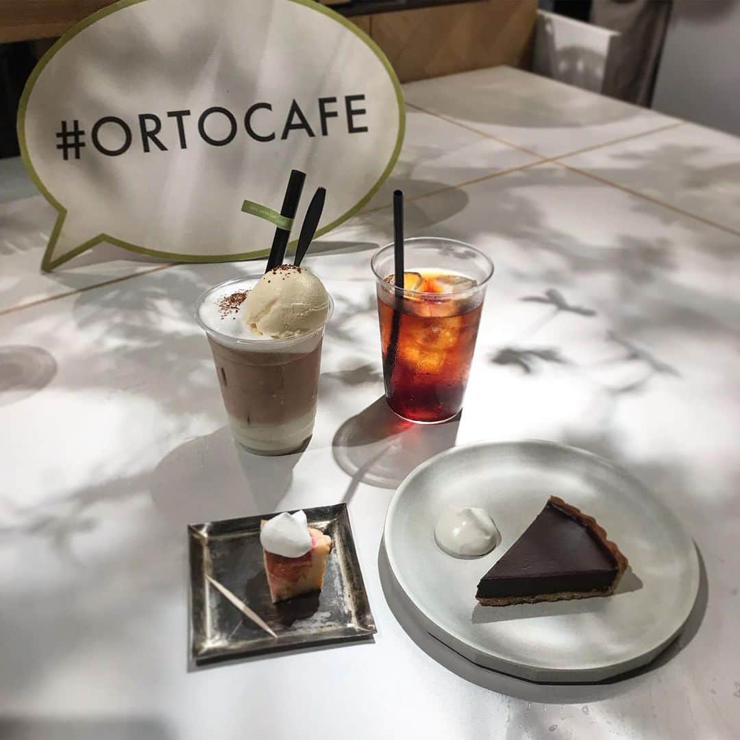 中島咲季のインスタグラム：「ミルクティーフロートがうまうまだった😍 . ミルクゼリー?みたいなのが入っててボリューミーだからドリンクだけでも満足できる🥰 #ortocafe #cafe #ミルクティーフロート #チョコタルト」