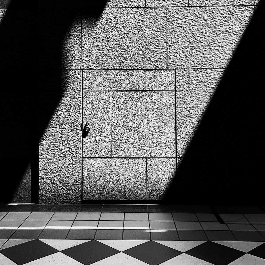 naotakeのインスタグラム：「斜光 - Slanting rays / iPhone XR + Snapseed, 20190731 . . わが家のエアコンは、現在すべて故障していることをご報告申し上げます。 . . #royalsnappingartists #infamous_family #rsa_main #infinity_photo_cult #2_fineart #jp_gallery #jp_gallery_bnw #trb_bnw #wp_bnw  #bnw_life #bnwlife_member #bnw_life_shots #bnw_captures #world_bnw #top_bnw #team_jp_ #team_jp_モノクロ #ig_energy_bw #ig_nihon #streetphotographybnw #igersjp #blackandwhite #bnw #bnwphoto #monochrome #bw #bnwphotography #ShotOniPhone #shotoniphoneXR」