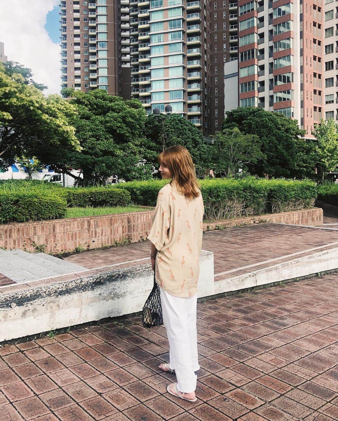 のインスタグラム：「ㅤㅤㅤㅤㅤㅤㅤㅤㅤㅤㅤㅤㅤ このまえストーリーにちらっと登場した きりんさんシャツのコーデ🦒 有り難いことにDMたくさん頂いたので🙇🏼‍♀️ ㅤㅤㅤㅤㅤㅤㅤㅤㅤㅤㅤㅤㅤ @zara で購入しました🦒🦒 今まで全然こーゆーの着なかったけど一目惚れした🥺 ㅤㅤㅤㅤㅤㅤㅤㅤㅤㅤㅤㅤㅤ 最近ほんとにスカート履かなくなったな🥺 ㅤㅤㅤㅤㅤㅤㅤㅤㅤㅤㅤㅤㅤ 他のもタグつけときます🏷 ㅤㅤㅤㅤㅤㅤㅤㅤㅤㅤㅤㅤㅤ #コーディネート #fukuoka #🦒」