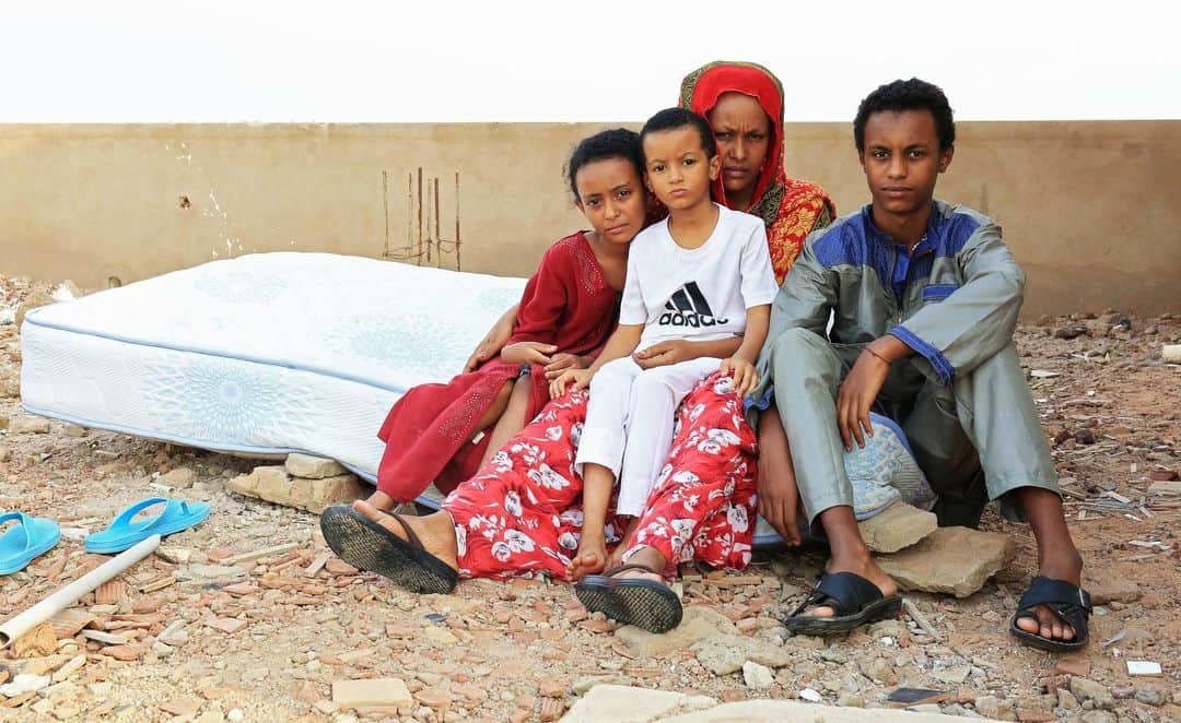ルモンドさんのインスタグラム写真 - (ルモンドInstagram)「Mana A., dont, pour des raisons de sécurité, nous ne citerons pas le nom, est une réfugiée érythréenne de 33 ans. Elle a obtenu l’asile en France en juin 2015, avec son plus jeune fils, Alfanour. Depuis, de Paris à Addis-Abeba en passant par Karthoum, elle mène un combat acharné pour faire venir ses trois enfants les plus âgés, dont elle s’est séparée en 2013 en Ethopie. La France refuse de leur délivrer des visas, contestant leur lien de filiation. - Mana A. et trois de ses quatre enfants, à Khartoum, au Soudan, le 29 juillet.  Photo : Ola al Sheikh (@olaalsheikh) #PourLeMonde - #Refugie #Erythree」7月30日 19時25分 - lemondefr