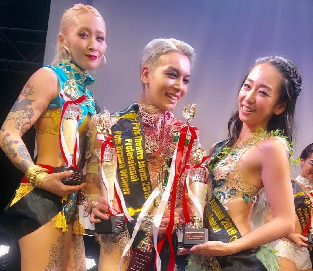 poledancer RYOTAさんのインスタグラム写真 - (poledancer RYOTAInstagram)「🦠Pole Theater Japan 2019 🦠 Pole Drama & Over all  Winner🏆 今年も 優勝 🥇そして、さらに 全カテゴリーの中からの 総合優勝まで頂く事が出来ました。  本番までに、手首の怪我や、中耳炎で 左耳の聴力が 聞こえづらく さらには、熱中症という 過去最大にハプニング続きでコンディションが悪く 無事に踊りきる事だけで精一杯でした。  そんな中 今回 僕の為に時間を割いて快く引く受けてくれ、僕の描く世界観を表現してくれた サポートダンサーMOMOYOちゃん @momoyopanda 、MASAMIちゃん @masami_981 を はじめ 大会運営スタッフの方々や 沢山の方々の助けもあり、こんな素晴らしい結果を残す事ができた事に感謝します。本当にありがとうございました！  そして、セミプロのカテゴリーでは、日頃 僕のことを慕ってくれている 初めて大会に挑戦した acha @_acha_1377 が Pole Drama、 Yoshimiさん @hkanon1112 がPole Art で優勝🥇🥇 本当に思い出深い一日となりました！ この気持ちをまた 次に向けて 進化し繋げて行こうとおもいます！  いつも沢山の応援 本当にありがとうございます🌱🦠. judge @tatarintseva_official @lydia3662 @bluephoenixpoleandfitness Thank you so much💚. #poledance #competition #poletheater #poletheaterjapan2019 #overallwinner  #PoleDrama #winner #ポールダンス #国際大会派遣選手選考会」7月31日 0時53分 - kogepiii