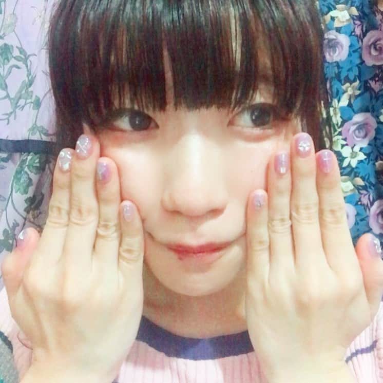 ぱいぱいでか美のインスタグラム：「爪新しくしてしゅんしゅんクリニックPさんみたいになってる人 ꙳ #nail #lovl #nailsalon #渋谷 #ring #crayme #俺はインスタグラマーになりてぇ ꙳ Lovlでネイル❤︎ 8/2-3には #TIF2019 で #TGIF2019 があり 水着にサンダル履くので久々にフットも！ ハンドはピンク〜パープルのグラデーションにシルバーのパーツでちょいイカつく。 夏だし2000年くらいのGAL感出していきたい。 8月8日に自主企画の大事なライブもあるので 右手親指には蜂❤︎笑 フットはどんな水着やサンダルにも合うように クリア系ベースにしてキラキラさせてもーてます。 Lovlへの信頼が半端なくてあんまデザイン決めずに行っても(すみません) 絶対可愛くなるから最高です！ ありがとうございます！ . 8/8はぱいぱいの日❤︎近づいてきてます！ チケットも非常にじわじわ売れてきてますので迷ってる人はすぐにポチってくださいね。 (ハイライトにチケットリンクあるよーん) 以下詳細！！！！！！ . 8/8木 19:00〜 西永福JAM JABBA DA FOOTBALL CLUB ぱいぱいでか美withメガエレファンツ ２マンライブ！！！！！！！ 燃える」