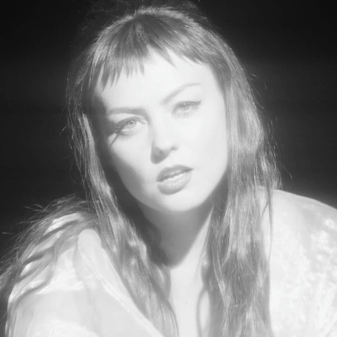 Vevoさんのインスタグラム写真 - (VevoInstagram)「Today @angelolsenmusic released the title track to her upcoming fourth studio album 'All Mirrors,' which promises to be lush sonic experience complete with 14-piece orchestral arrangements. ⠀⠀⠀⠀⠀⠀⠀⠀⠀ ▶️[Link in bio] #angelolsen」7月31日 0時54分 - vevo