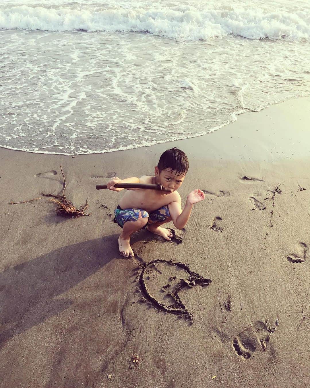 桃生亜希子さんのインスタグラム写真 - (桃生亜希子Instagram)「どんどんお兄さんになっていく息子。  まだ動きがおぼこくて 甘えん坊だけど 、来年にはまた更にシュッとしちゃうんだろうな。  海でイキイキしてる姿をみると、幸せになる。 #ぱぱmと息子k」7月31日 0時56分 - pinokosugar