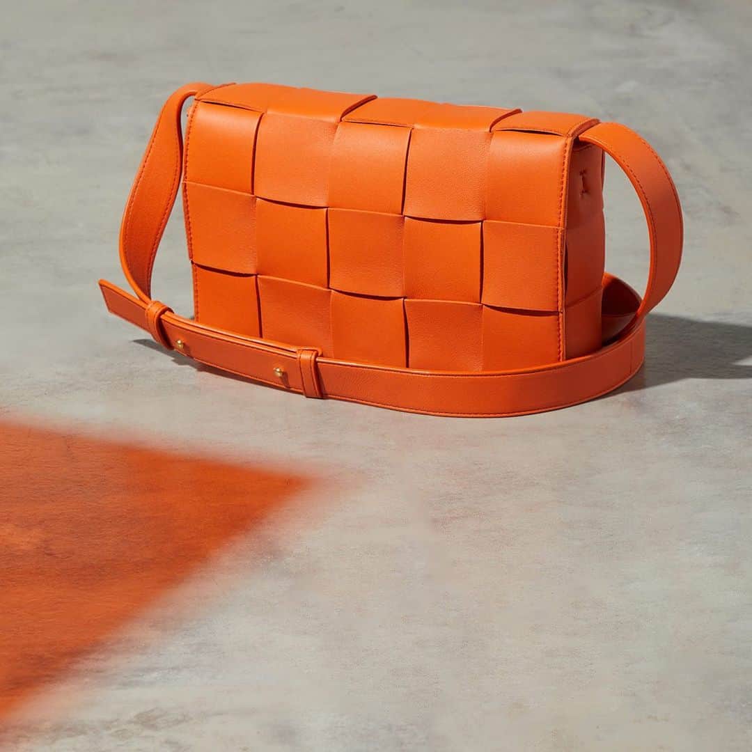 MATCHESFASHION.COMさんのインスタグラム写真 - (MATCHESFASHION.COMInstagram)「Standout totes from @bottegaveneta and more, shop our edit of bright bags at the link in bio 🧡」7月31日 0時59分 - matches