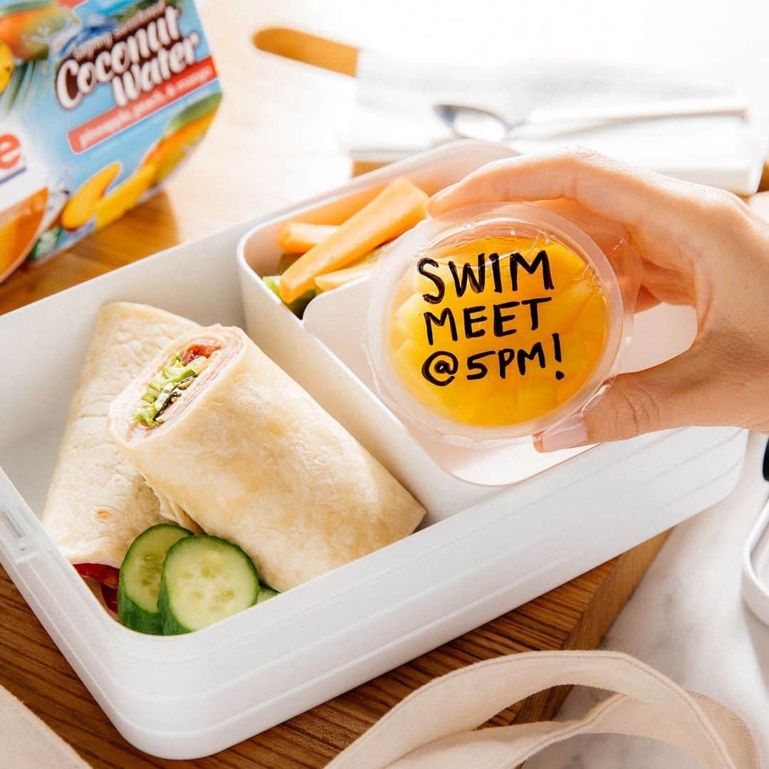 のインスタグラム：「When traditions are passed on through the special moments you've shared together, you'll be the one opening lunch to find a #DoleFruitBowls note one day. Perhaps, just in time to find out she's the newest addition to the swim team. The summer fun has just begun - see you in the stands at 5pm!」